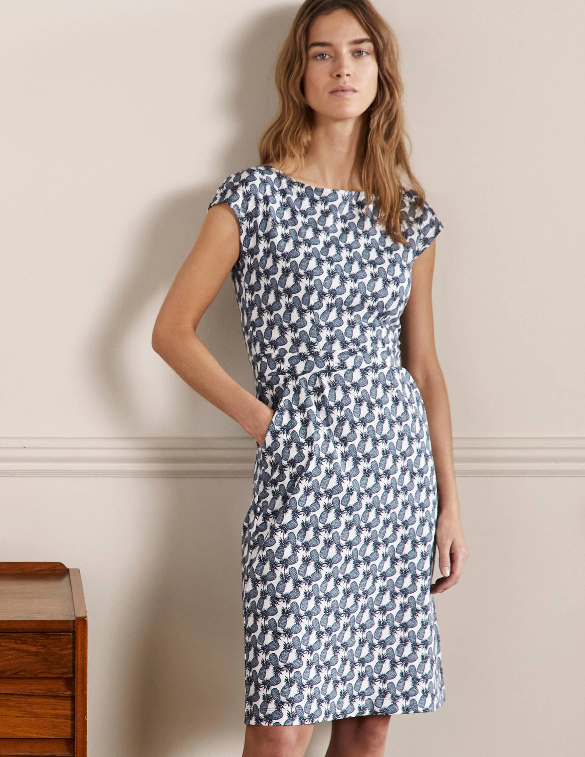 Florrie Jerseykleid-Naturweiß, Gruppiertes Ananasmuster - Image 1