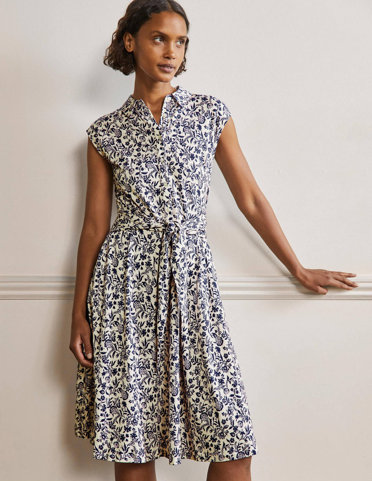 Jersey-Hemdblusenkleid mit Taillengürtel-Französisches Navy, Hübsches Blumenmuster - Image 1