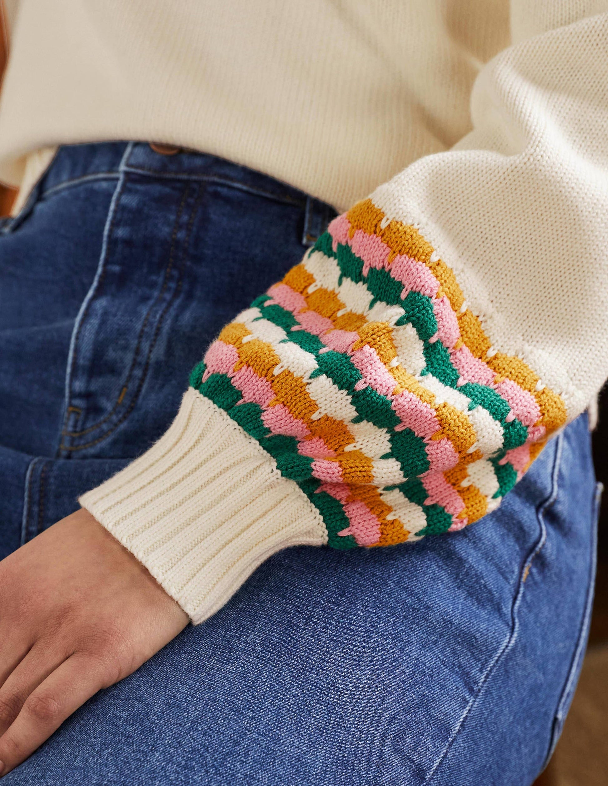 Pullover mit V-Ausschnitt und Ziernähten an den Bündchen-Naturweiß, Gestreift-2