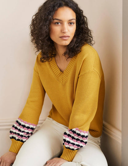 Pullover mit V-Ausschnitt und Ziernähten an den Bündchen-Buttergelb, Gestreift-1