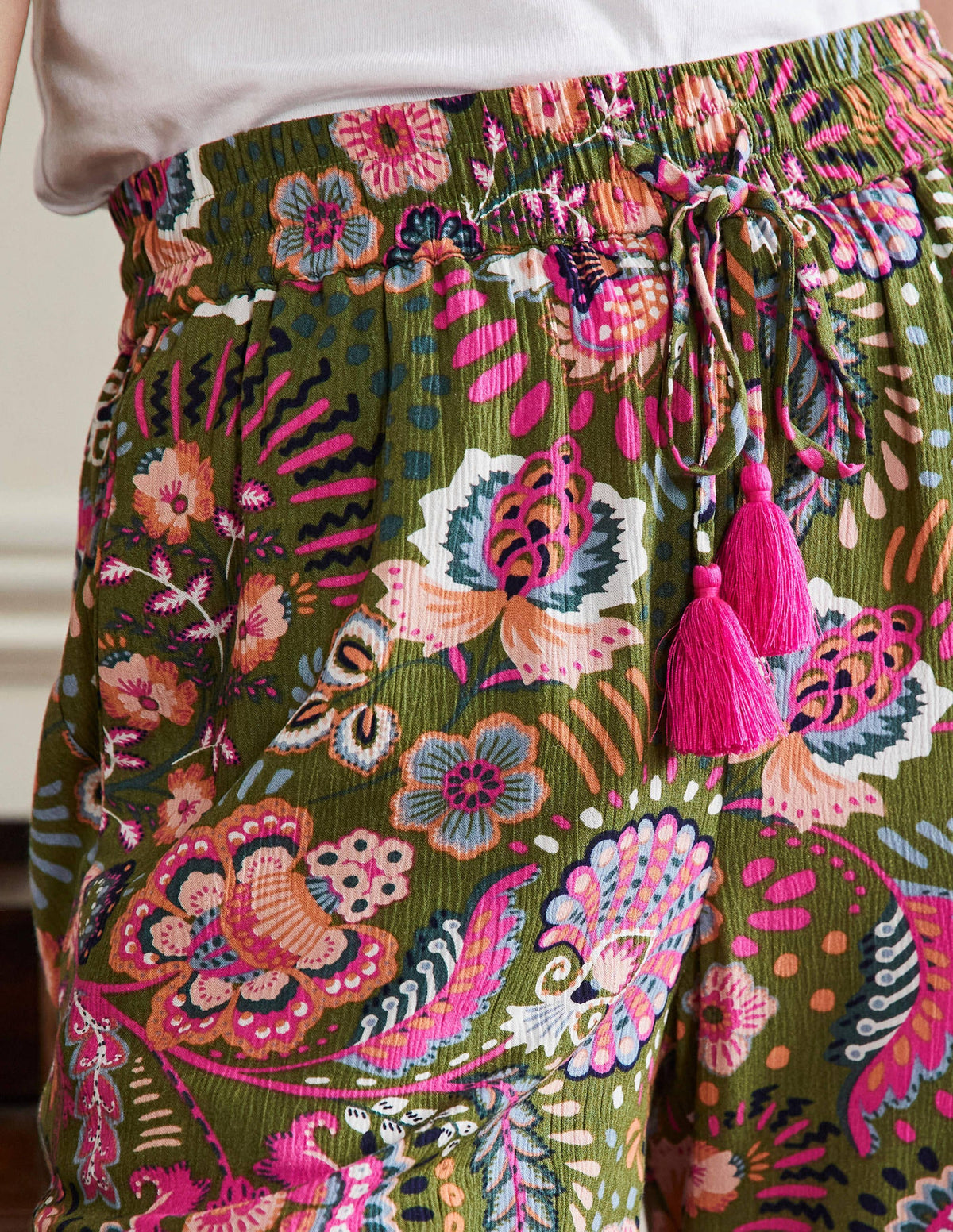 Schmal zulaufende Crinkle-Hose-Erbsengrün, Dekoratives Wiesenmuster-2
