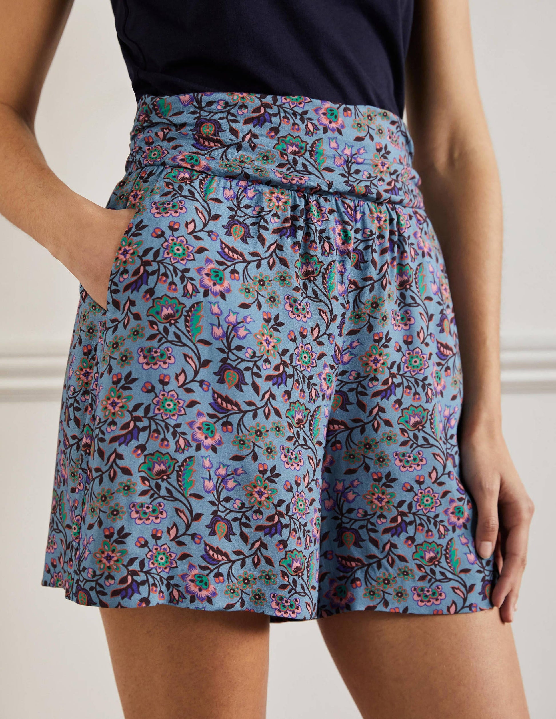 Shorts mit gerafftem Taillenbund-Graublau, Orientalische Wiese-4