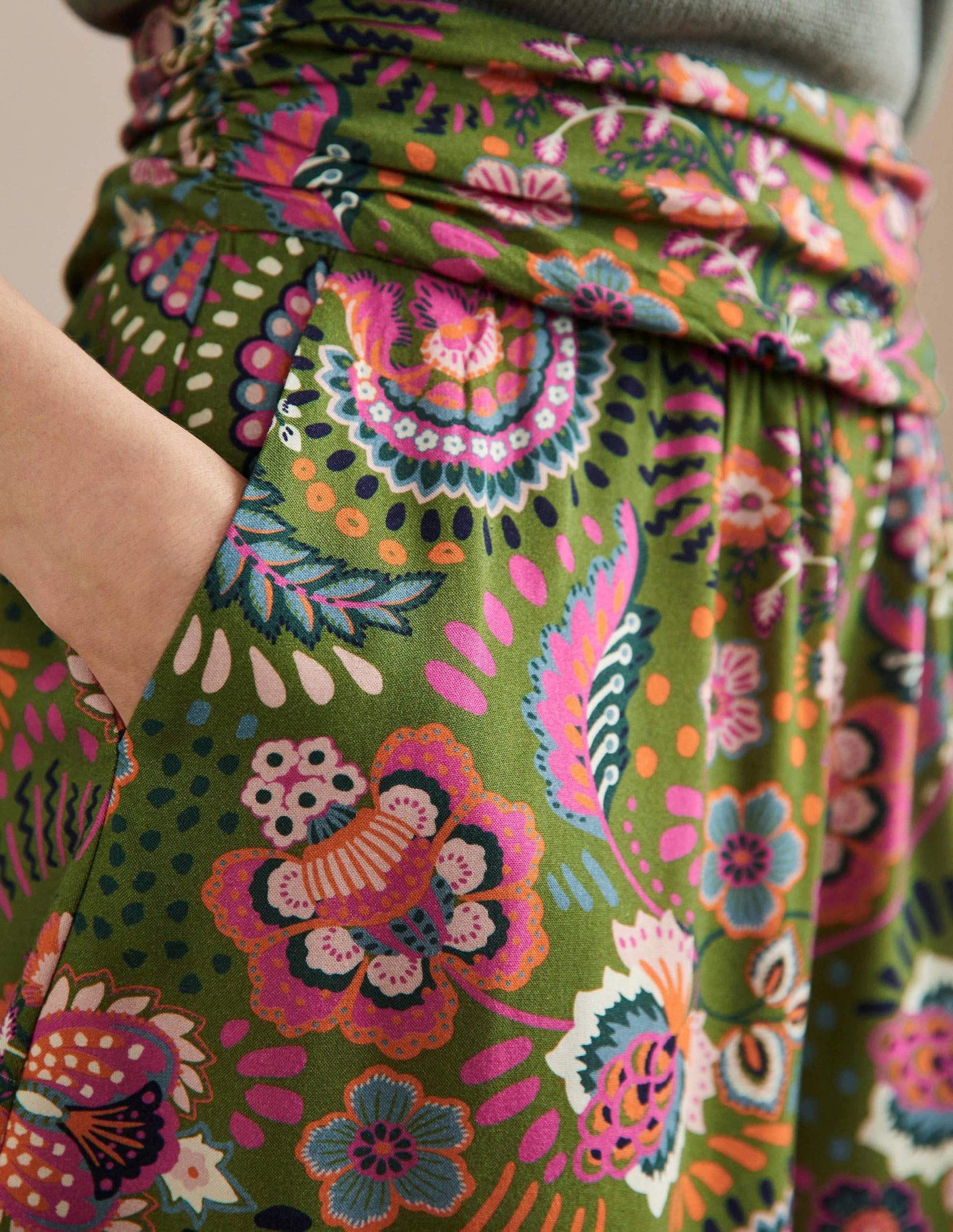 Shorts mit gerafftem Taillenbund-Erbsengrün, Dekoratives Wiesenmuster-2