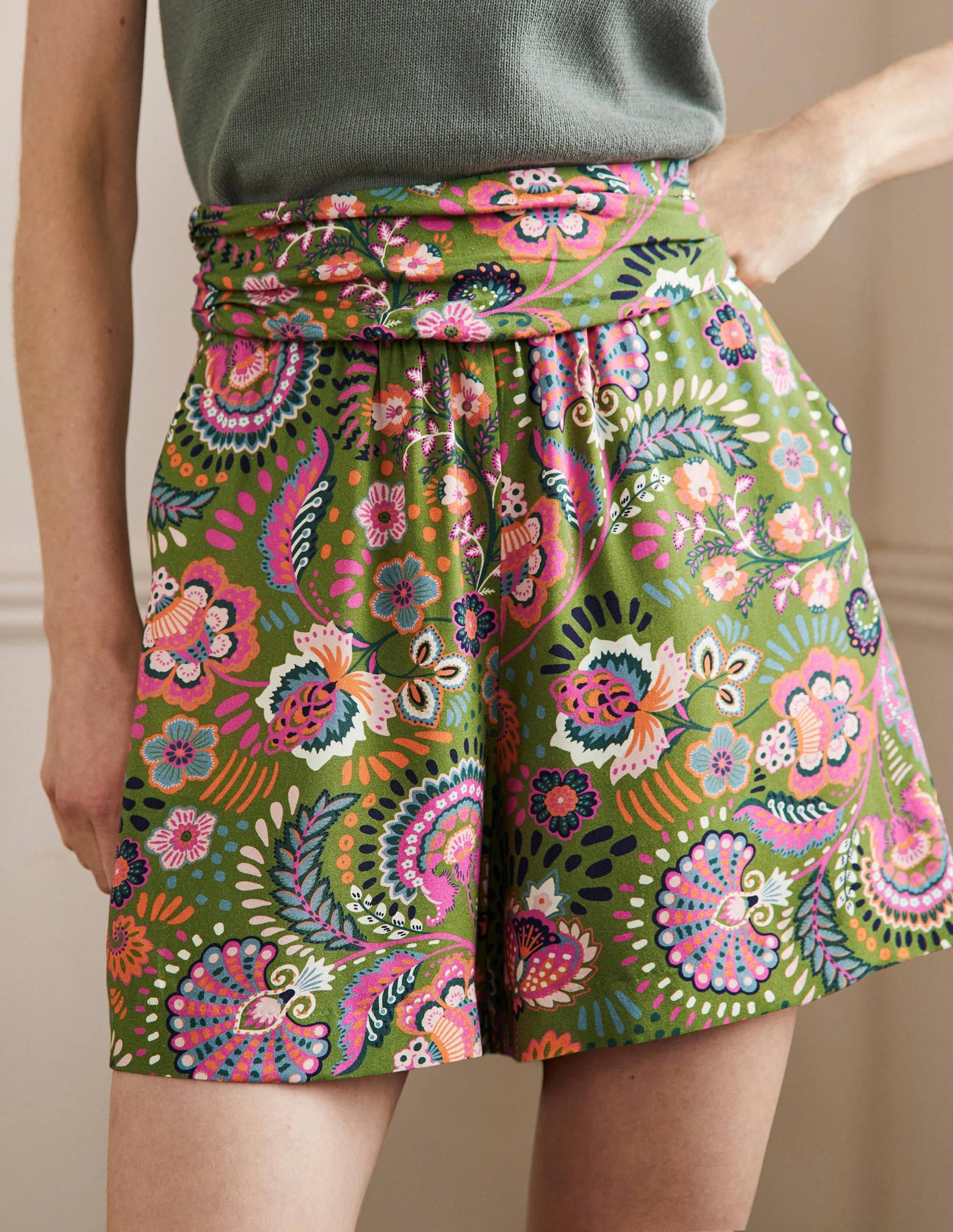 Shorts mit gerafftem Taillenbund-Erbsengrün, Dekoratives Wiesenmuster-4