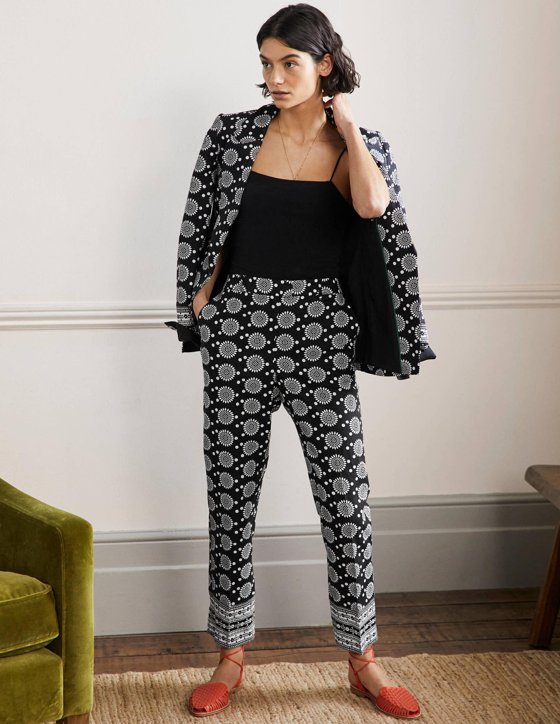 Thea Taillierte Leinenhose-Schwarz, Geometrisches Sonnenmuster-3