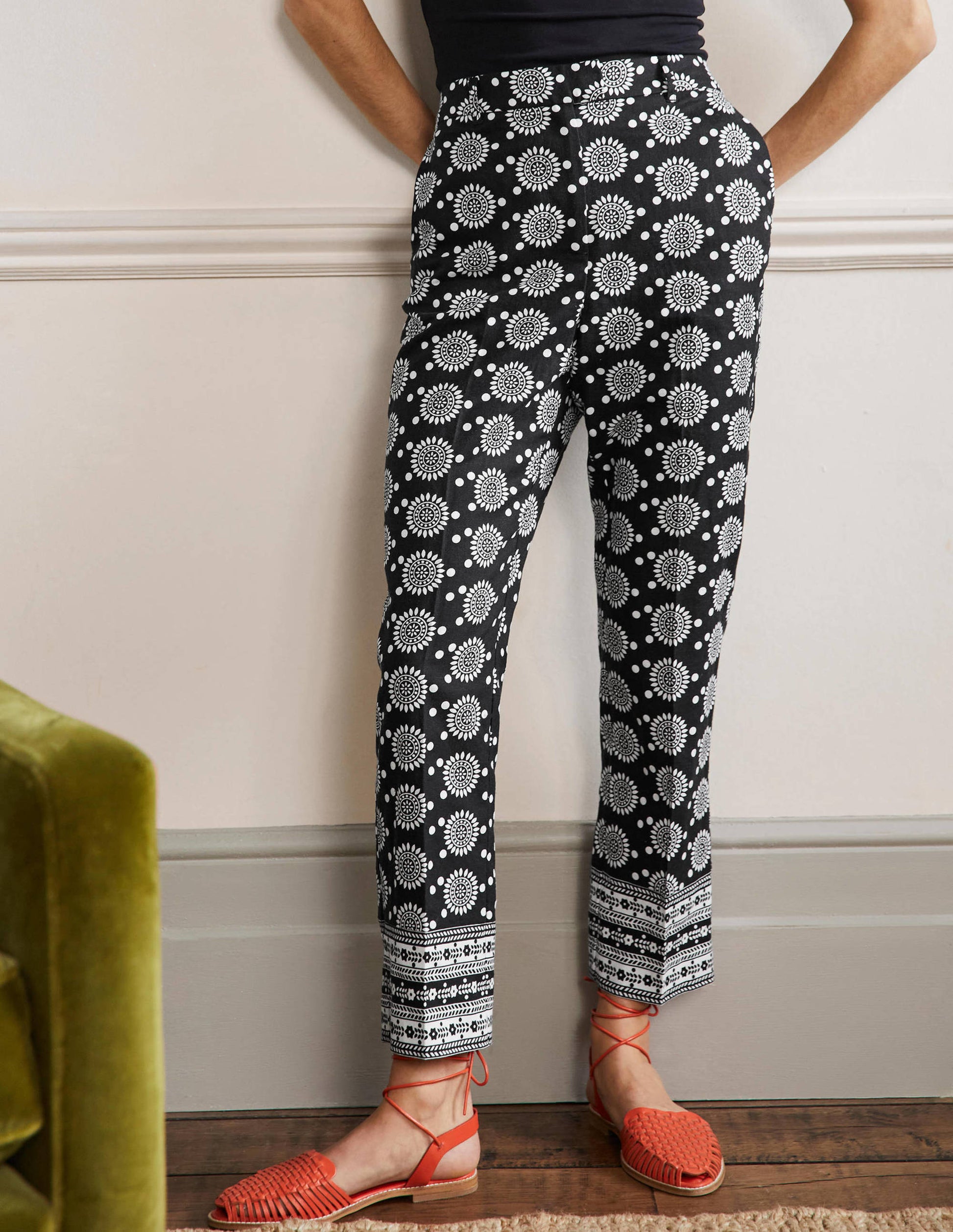 Thea Taillierte Leinenhose-Schwarz, Geometrisches Sonnenmuster-4