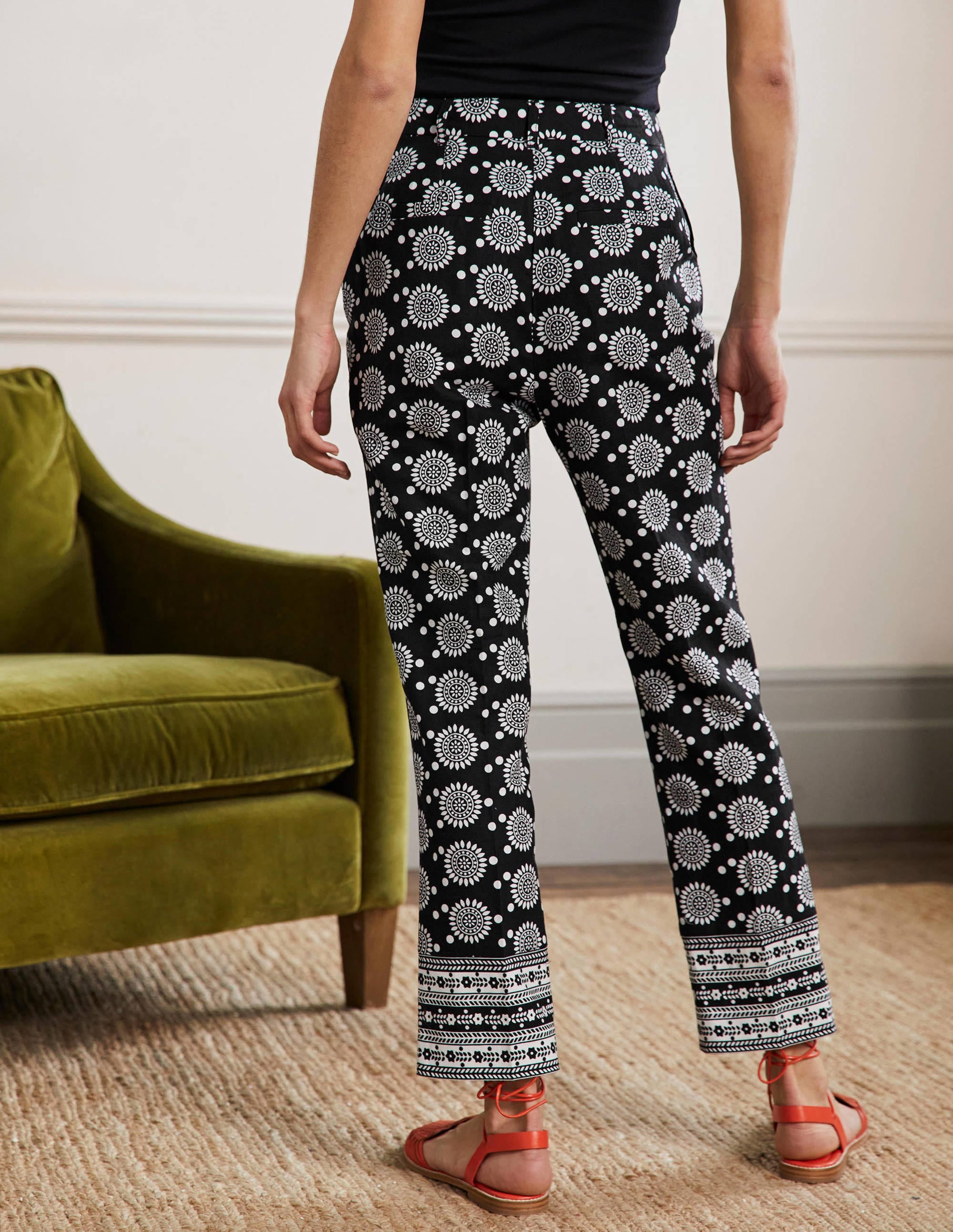 Thea Taillierte Leinenhose-Schwarz, Geometrisches Sonnenmuster - Image 5