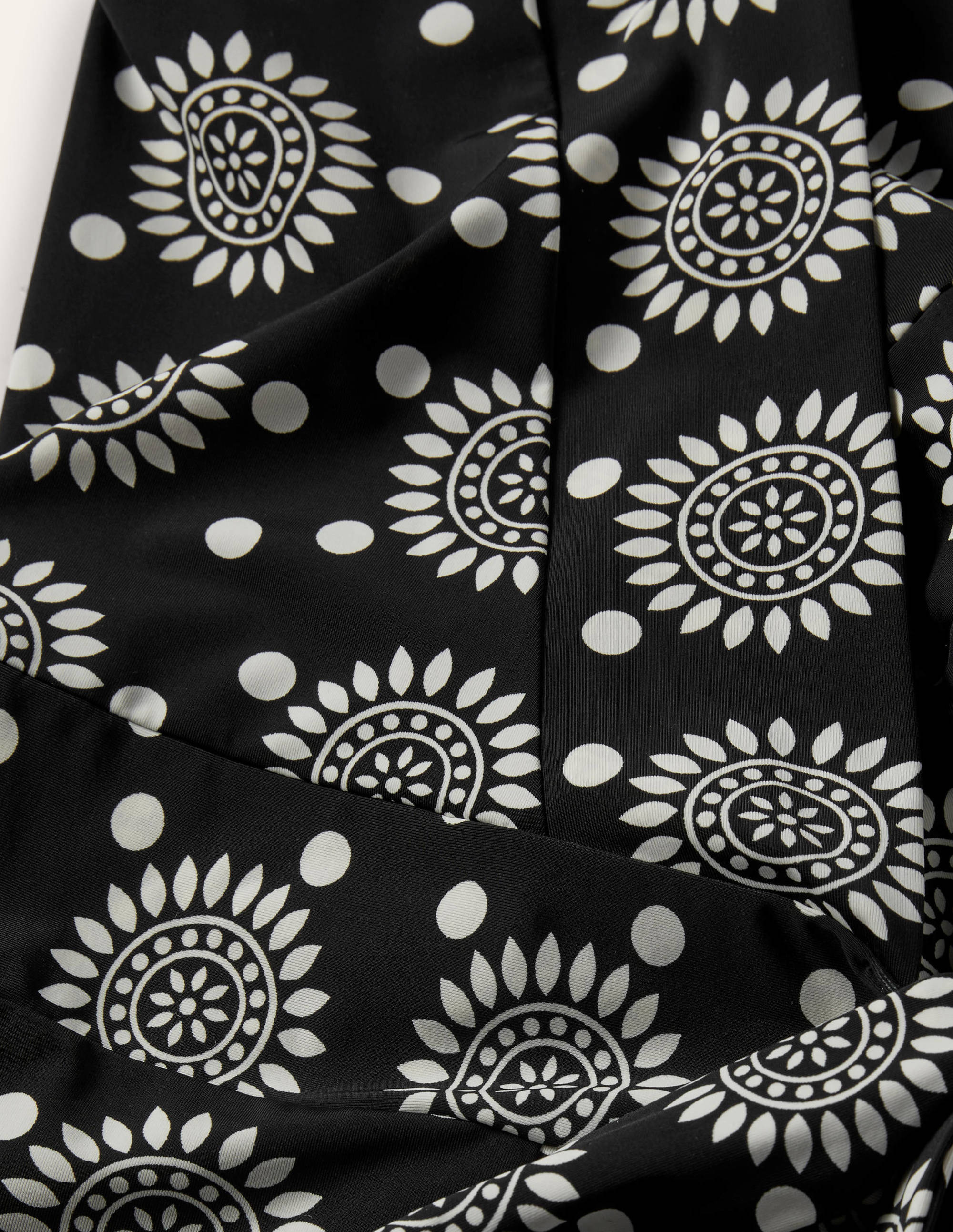 Lefkada Gewickeltes Strandkleid-Schwarz, Geometrisches Sonnenmuster - Image 7