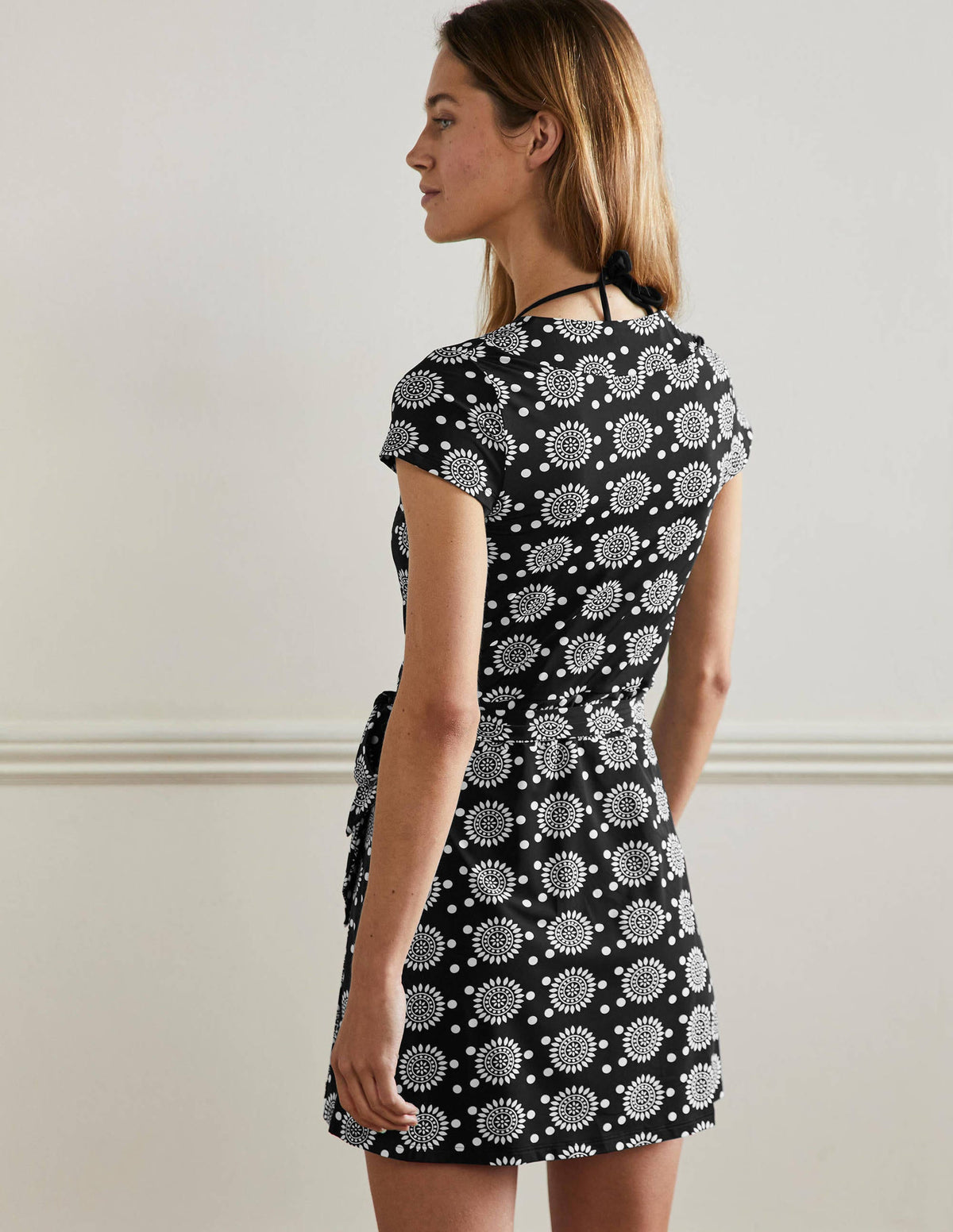 Lefkada Gewickeltes Strandkleid-Schwarz, Geometrisches Sonnenmuster-3