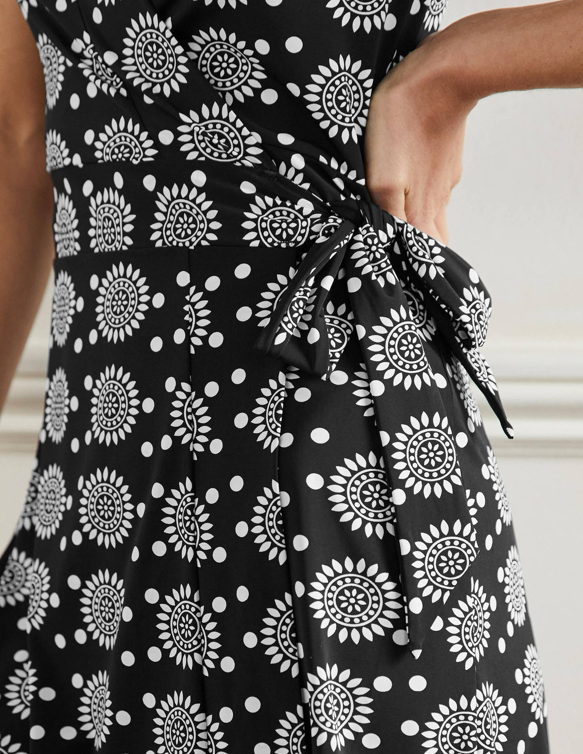 Lefkada Gewickeltes Strandkleid-Schwarz, Geometrisches Sonnenmuster-5