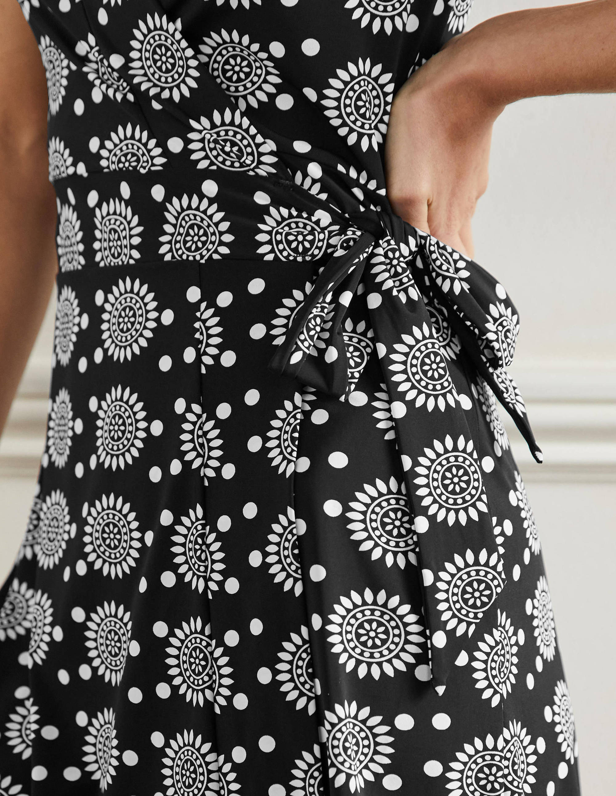 Lefkada Gewickeltes Strandkleid-Schwarz, Geometrisches Sonnenmuster - Image 5