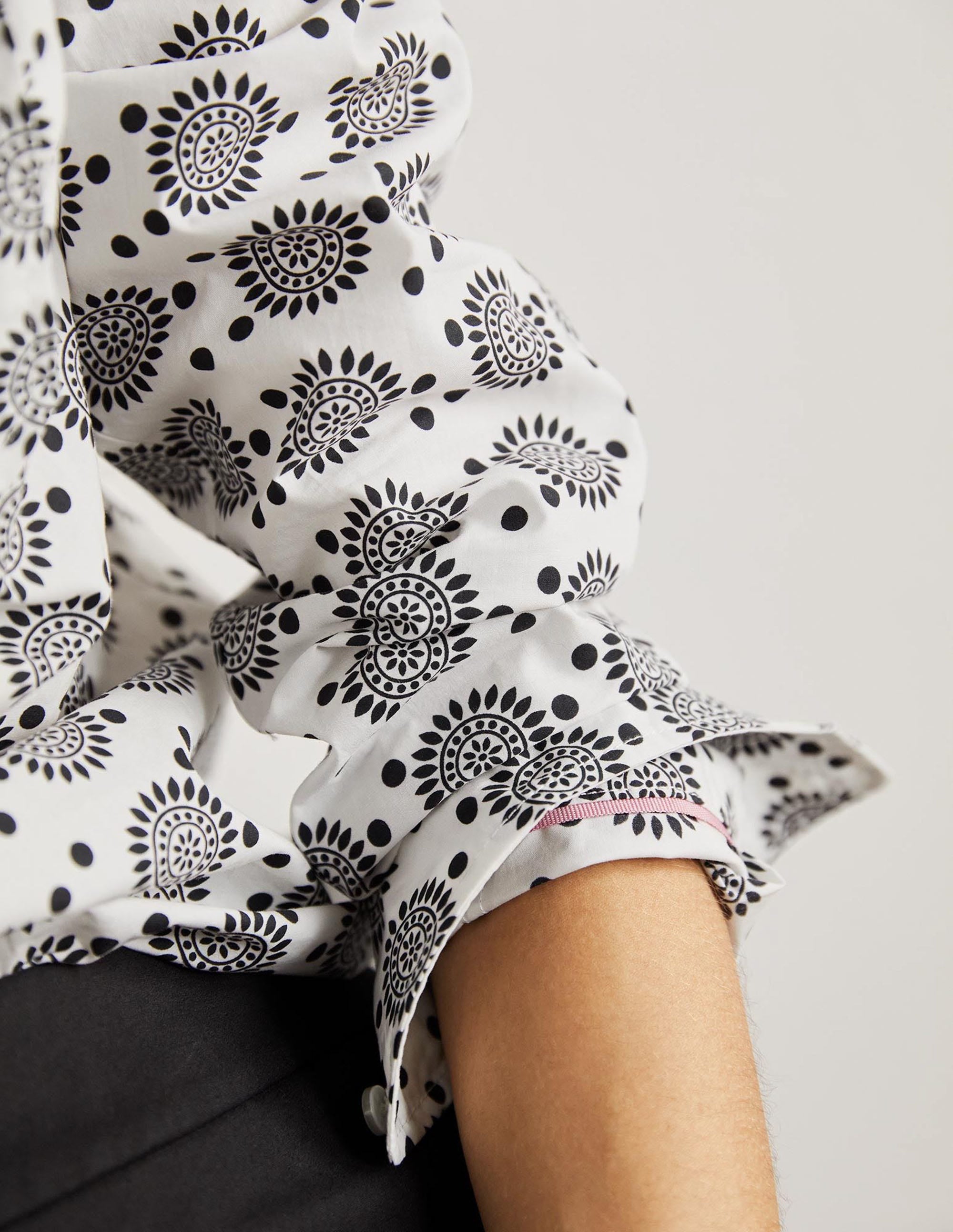 Chemise intemporelle en coton-Ivoire, soleil géométrique - Image 6