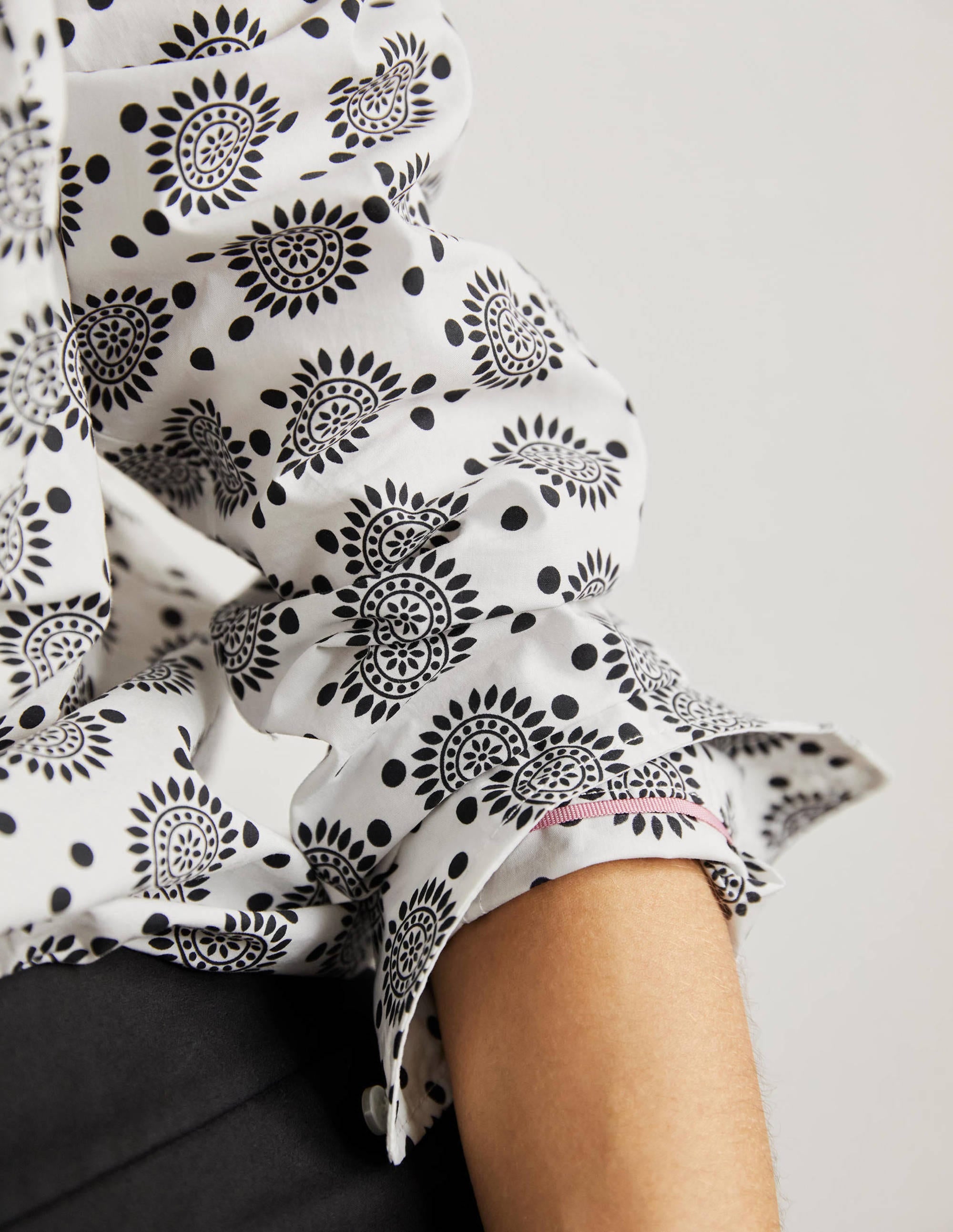 Chemise intemporelle en coton-Ivoire, soleil géométrique - Image 2