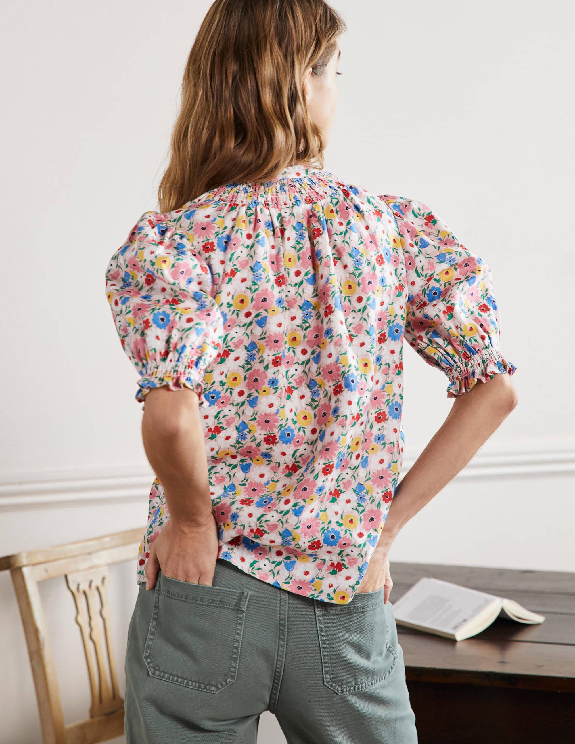 Blouse manches courtes à smocks-Milkshake, motif Elegant Bloom - Image 3