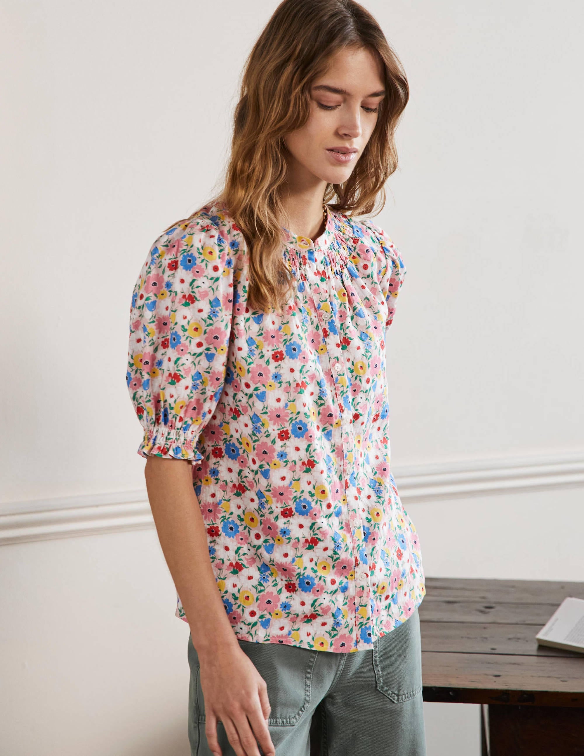 Blouse manches courtes à smocks-Milkshake, motif Elegant Bloom - Image 4