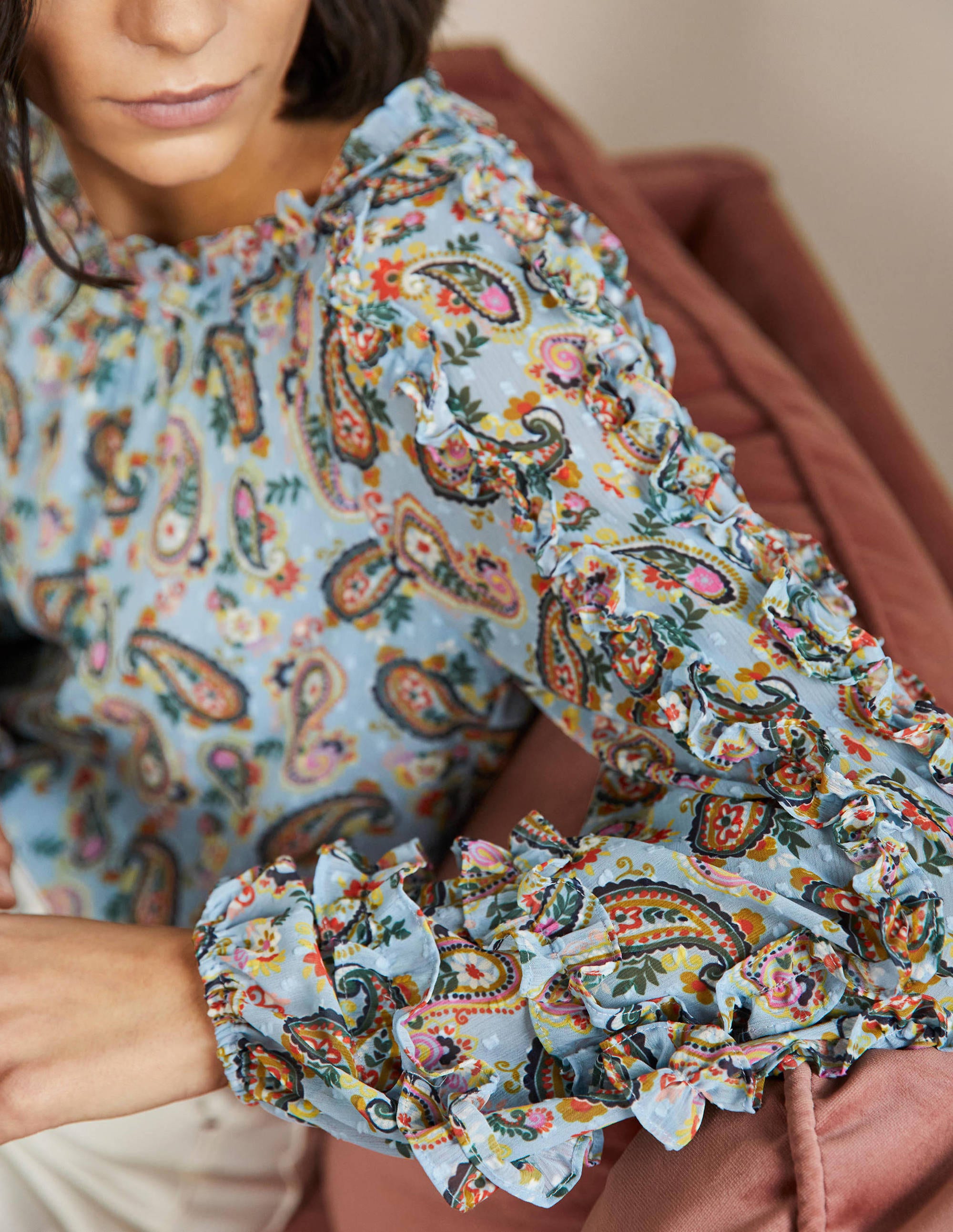 Raglanbluse mit Rüschen-Gedecktes Blau, Paisleymuster - Image 5
