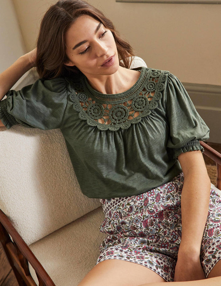 Anais Gehäkeltes Oberteil mit Puffärmeln-Erlengrün