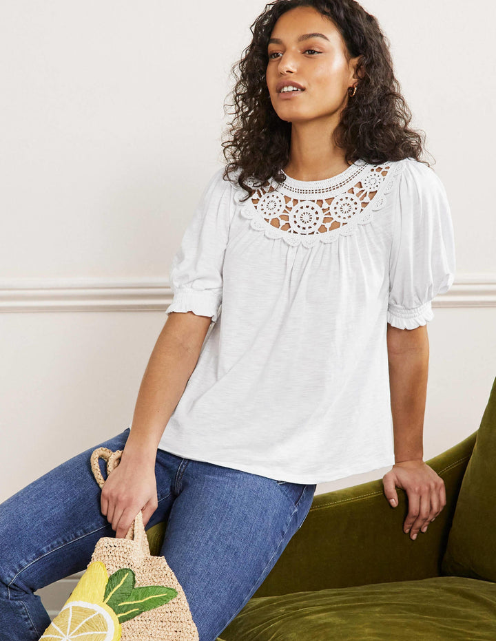 Anais Gehäkeltes Oberteil mit Puffärmeln-Weiß