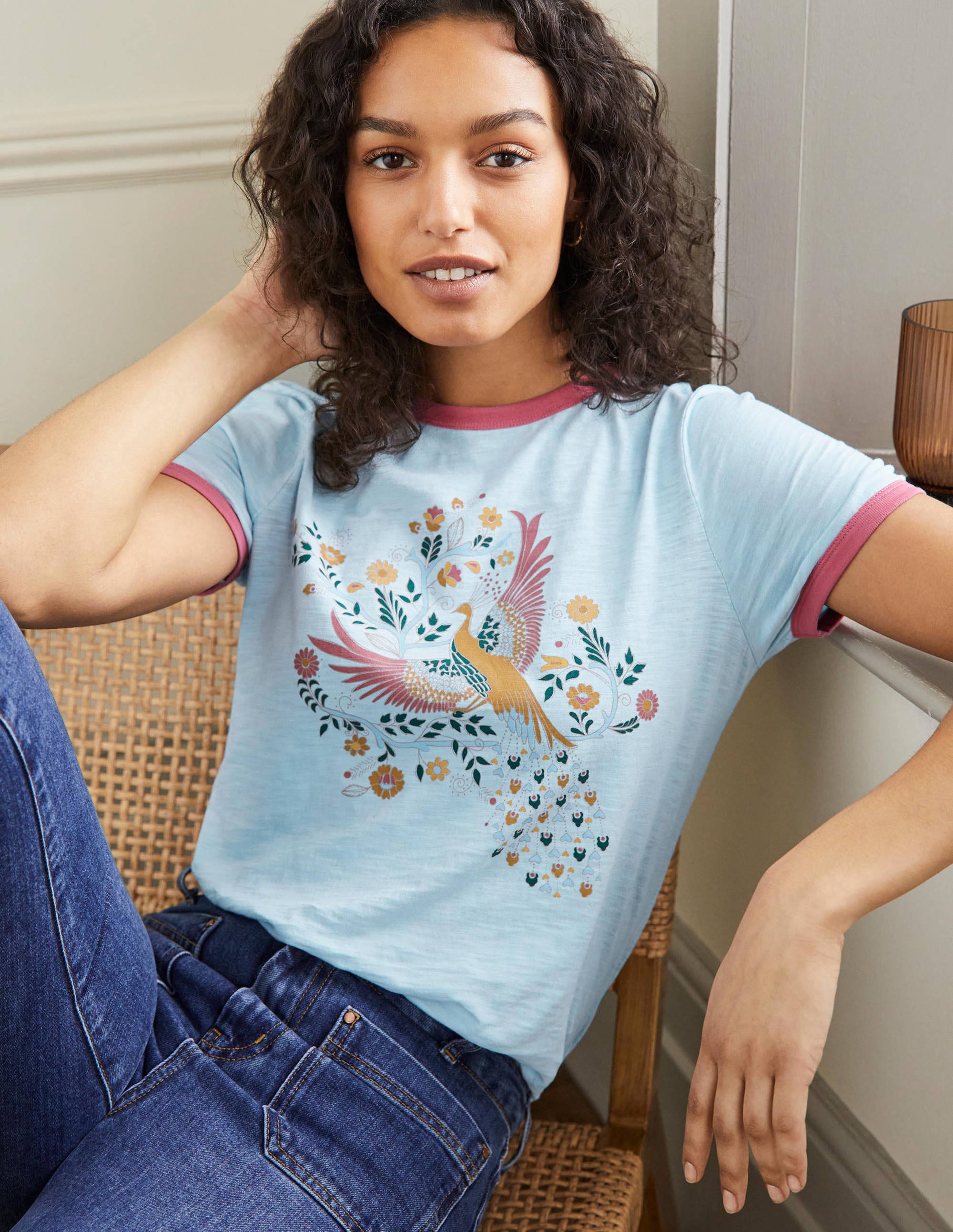 T-shirt en coton contrastant à bordures côtelées-Bleu, motif Enchanting Peacock - Image 1