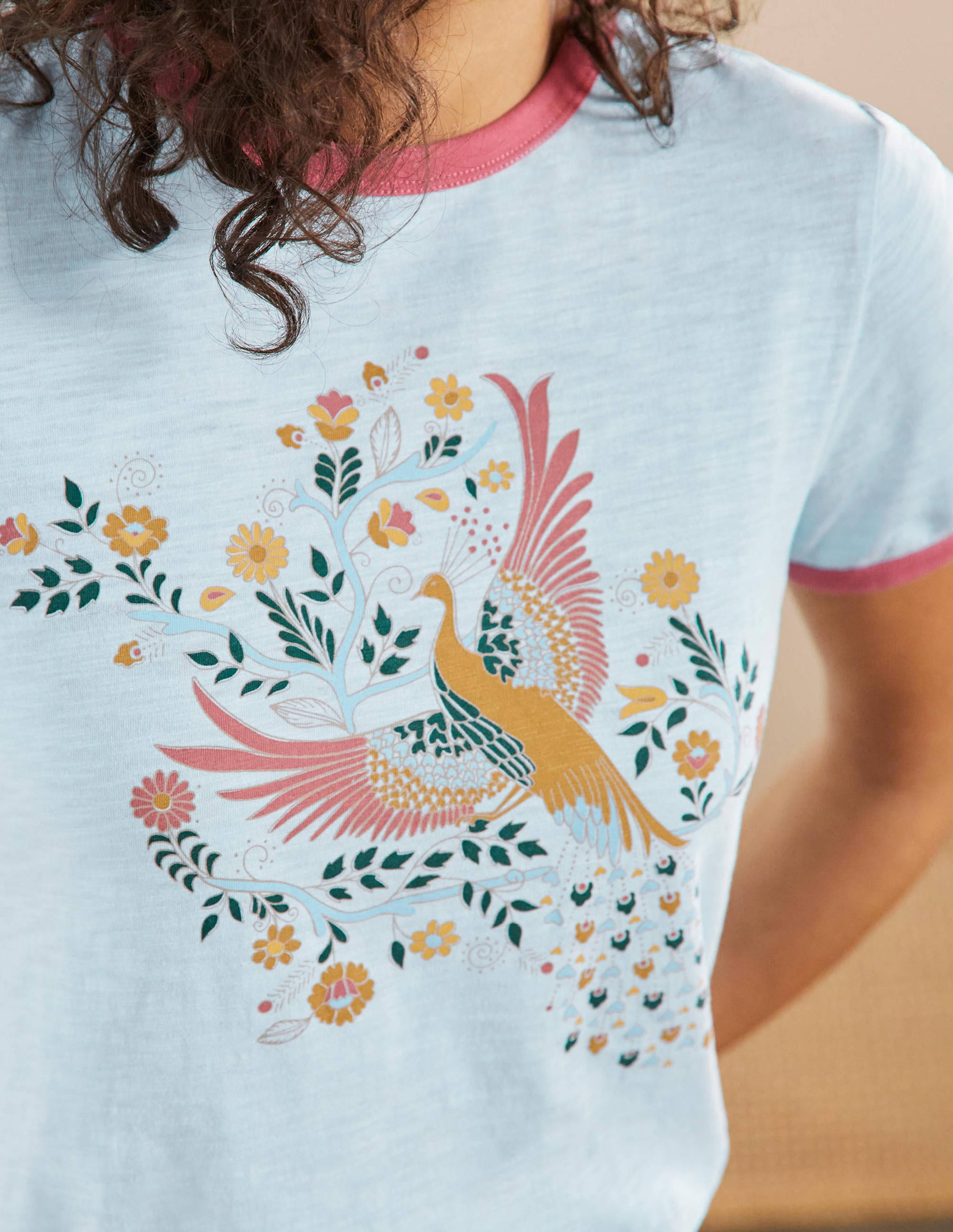 T-shirt en coton contrastant à bordures côtelées-Bleu, motif Enchanting Peacock - Image 2