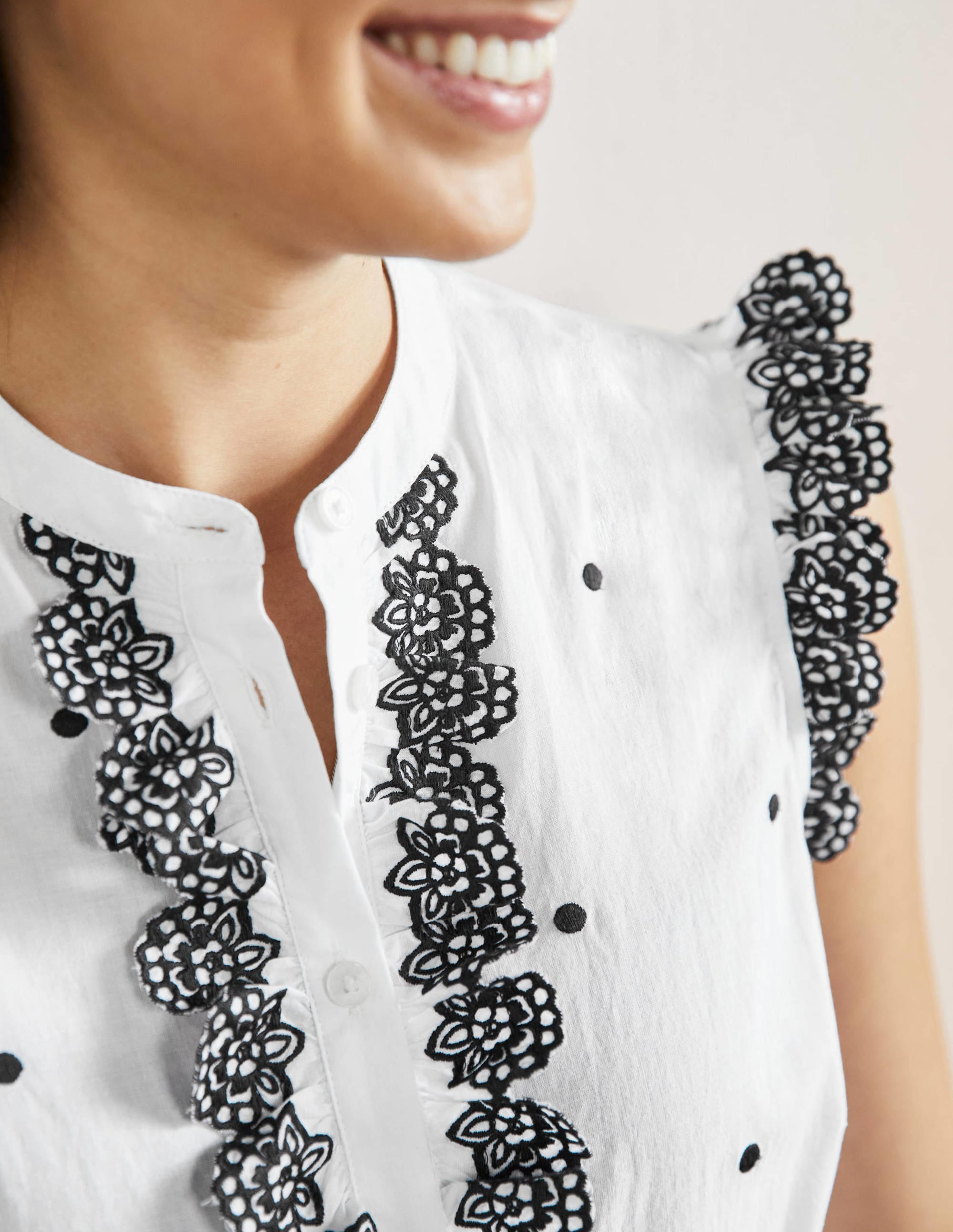 Chemise brodée sans manches-Blanc, broderie noire - Image 2