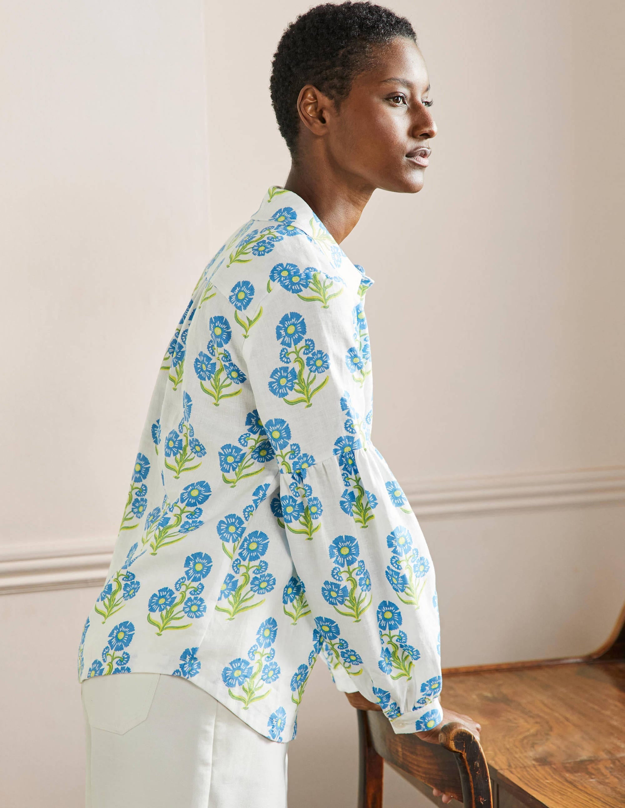 Chemise Anna en lin à manches blousantes-Fleur bleu Bahamas - Image 9