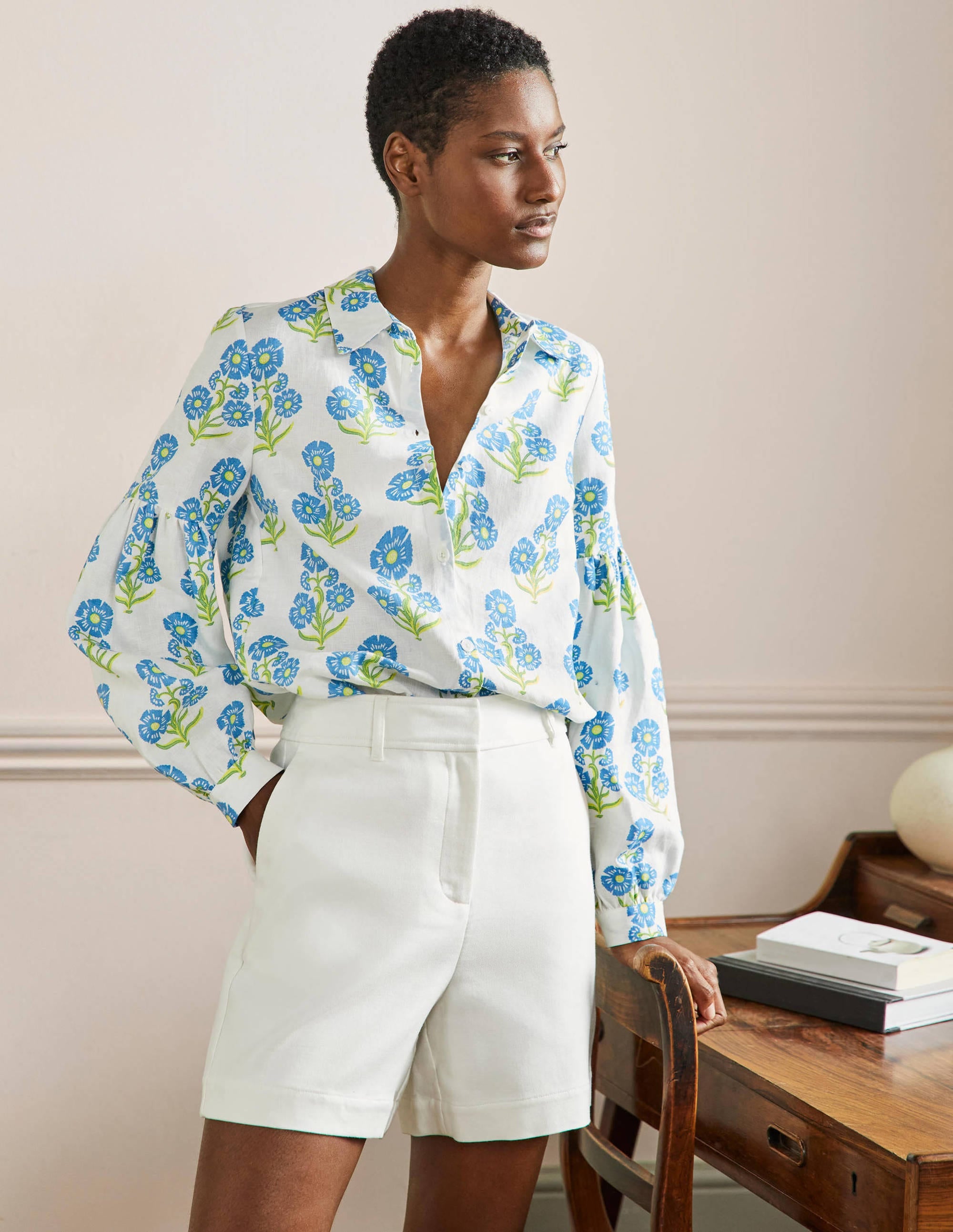 Chemise Anna en lin à manches blousantes-Fleur bleu Bahamas - Image 4