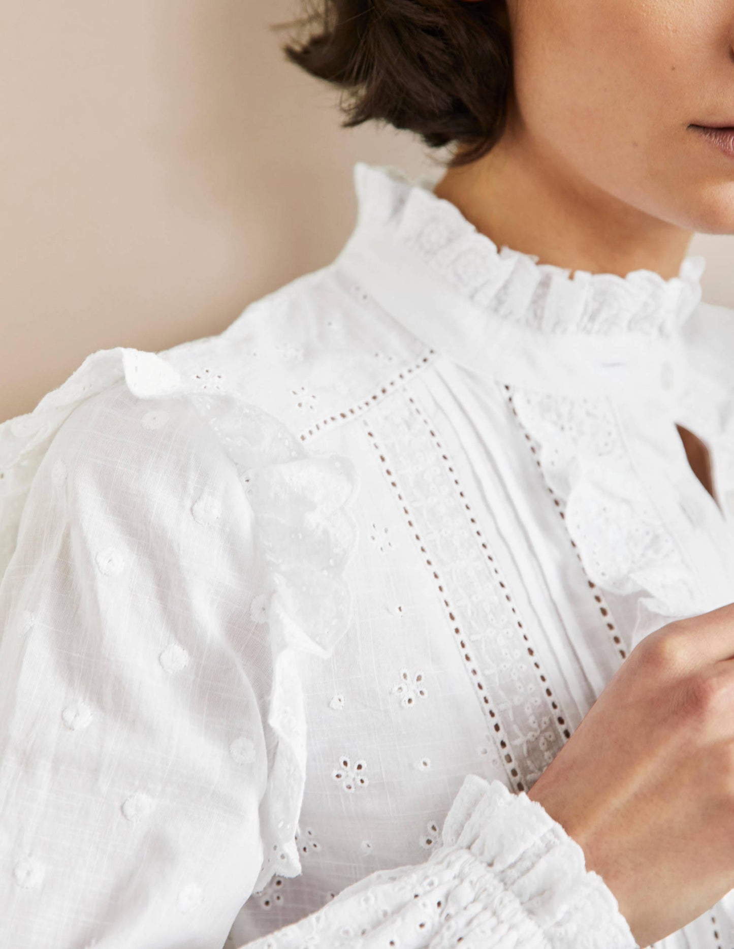 Iris Bluse mit Lochstickerei-Weiß