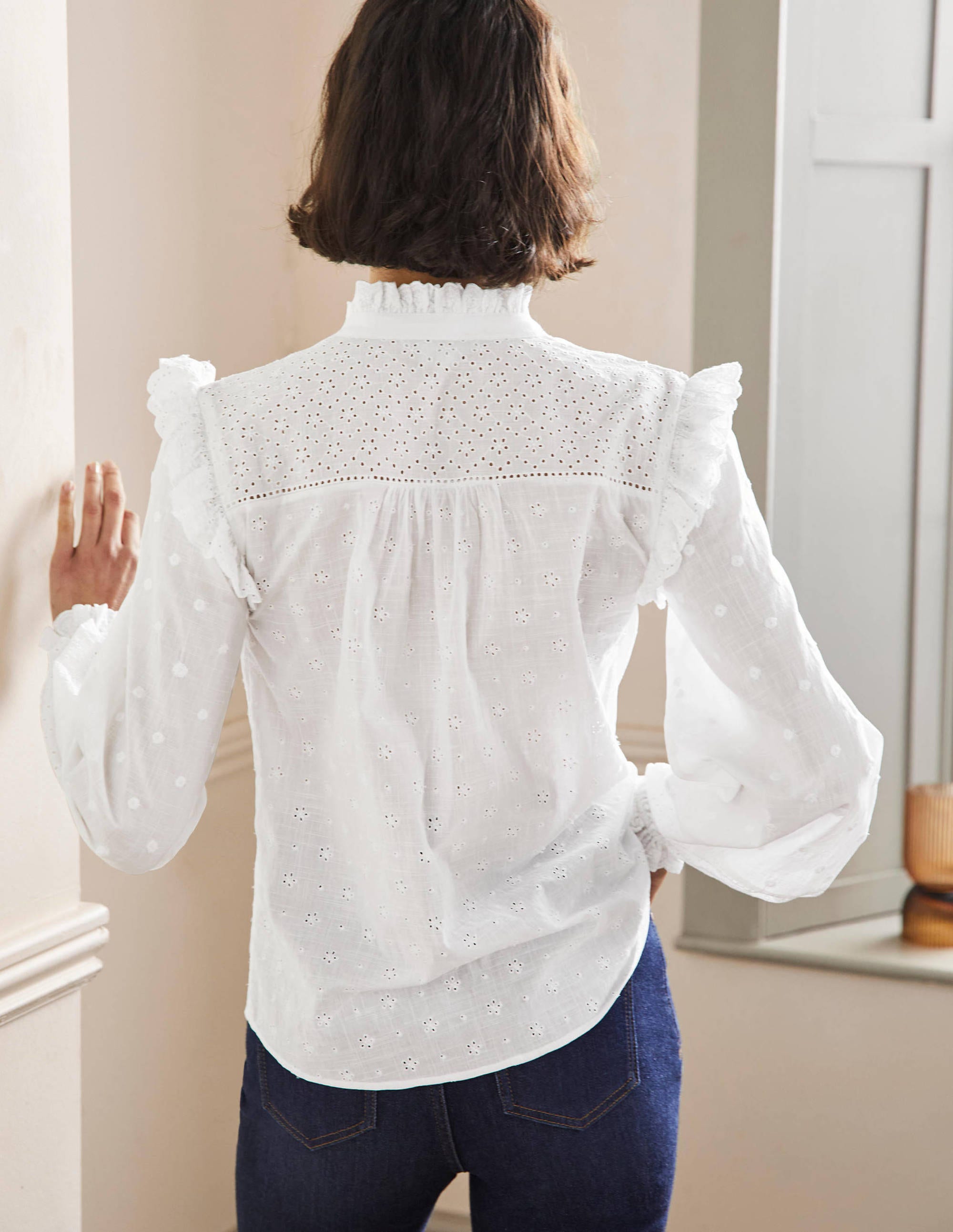 Iris Bluse mit Lochstickerei-Weiß - Image 3