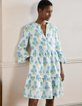 Robe décontractée en lin à volant-Motif floral xylographique bleu Bahamas