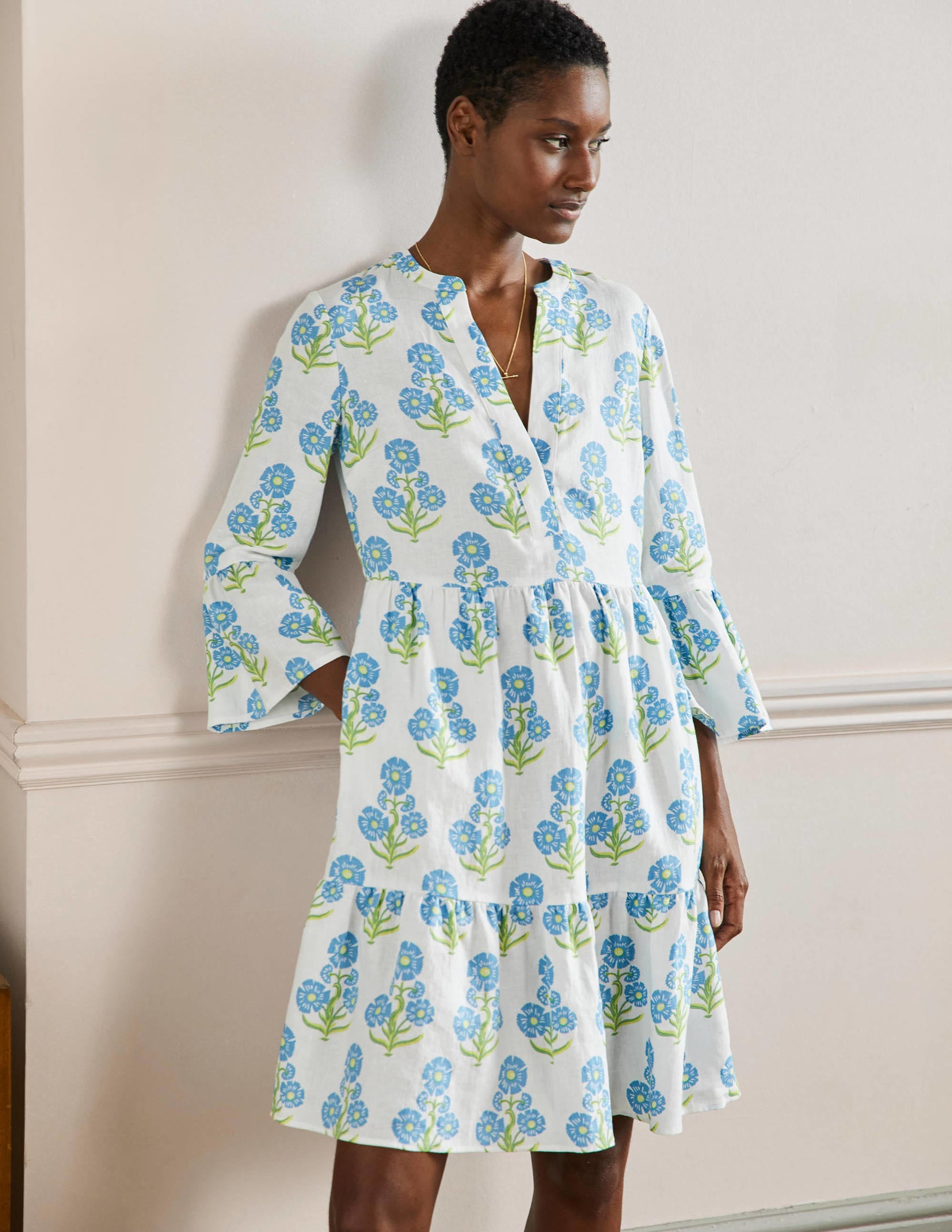 Robe décontractée en lin à volant-Motif floral xylographique bleu Bahamas - Image 1