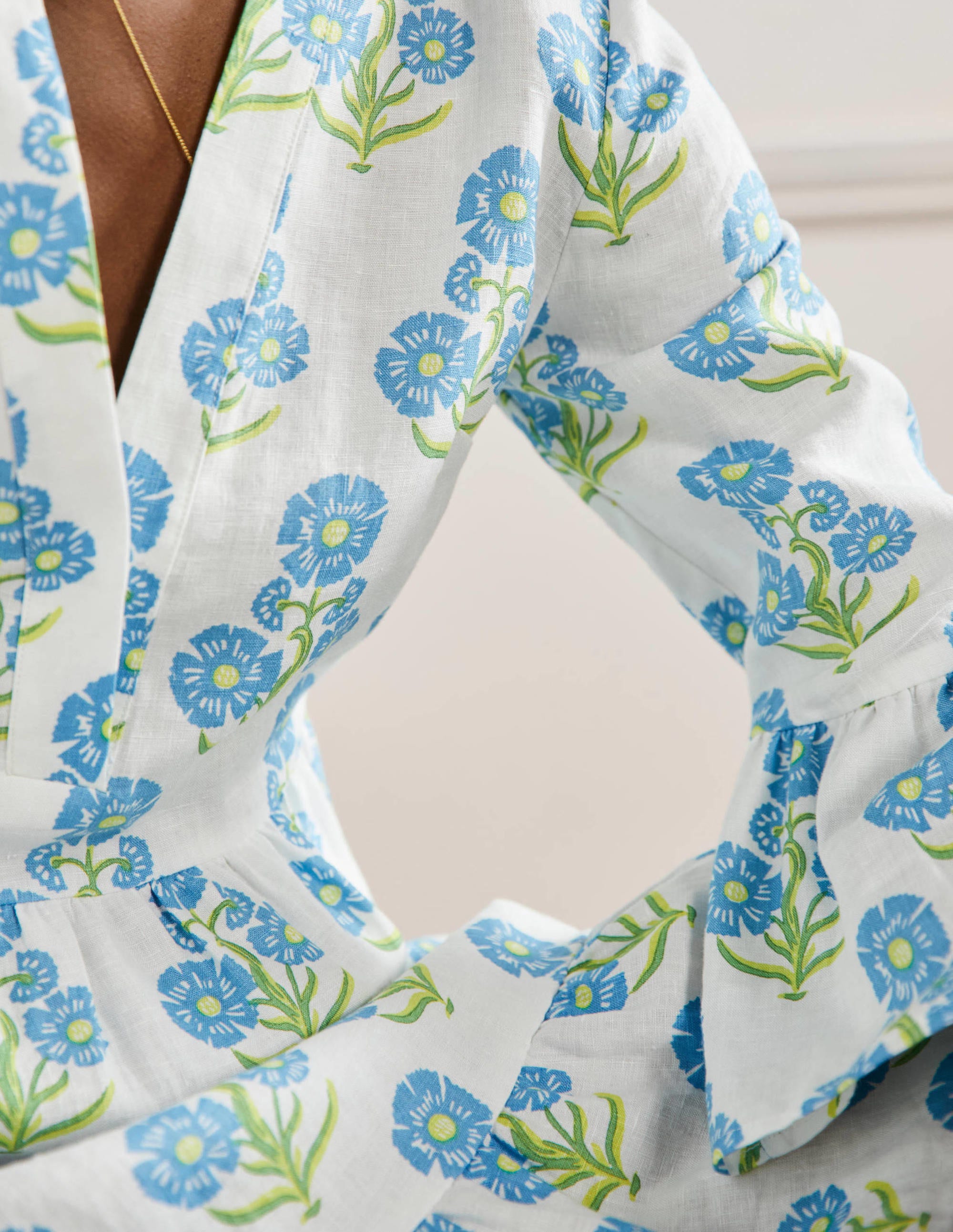 Robe décontractée en lin à volant-Motif floral xylographique bleu Bahamas - Image 2