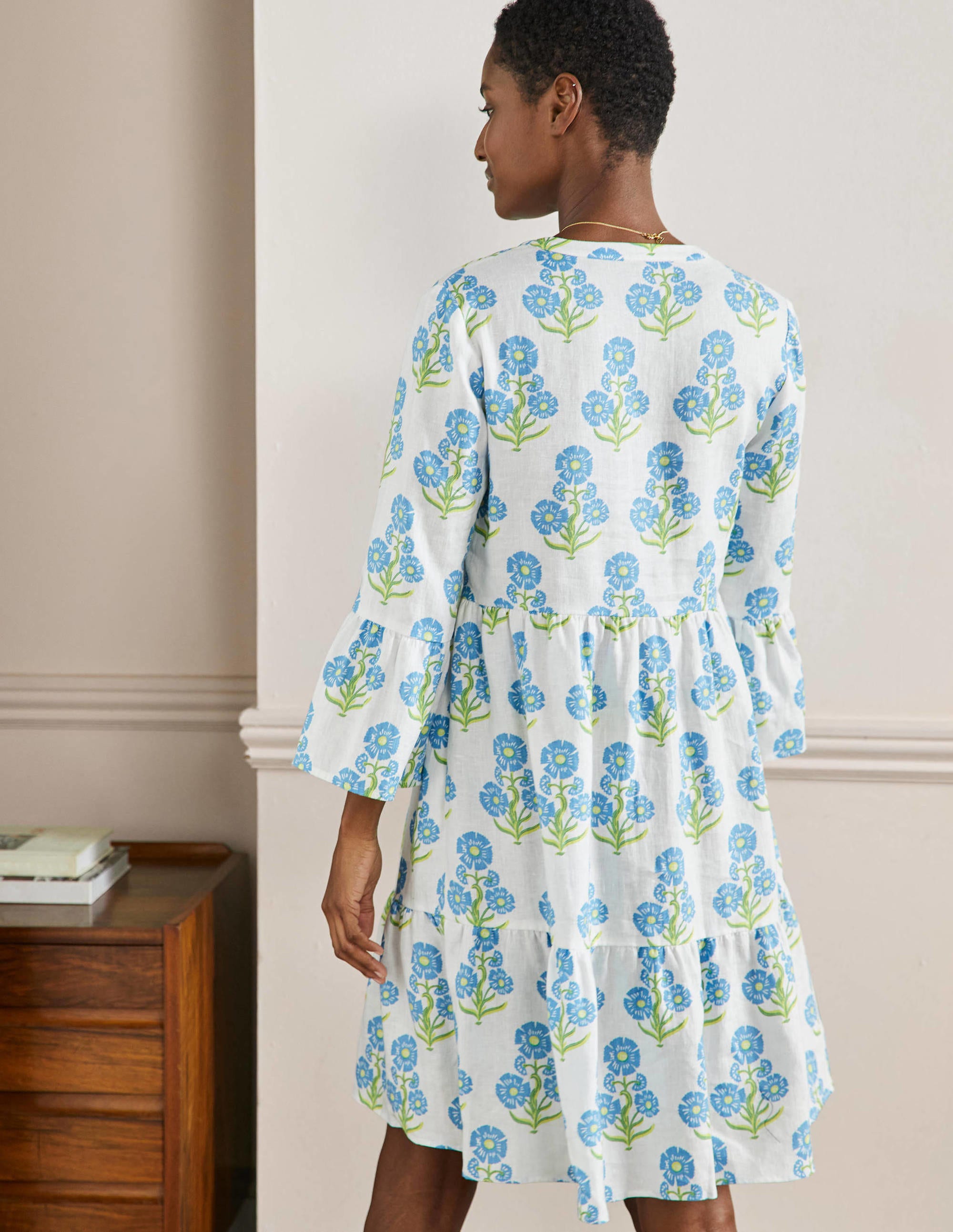 Robe décontractée en lin à volant-Motif floral xylographique bleu Bahamas - Image 3