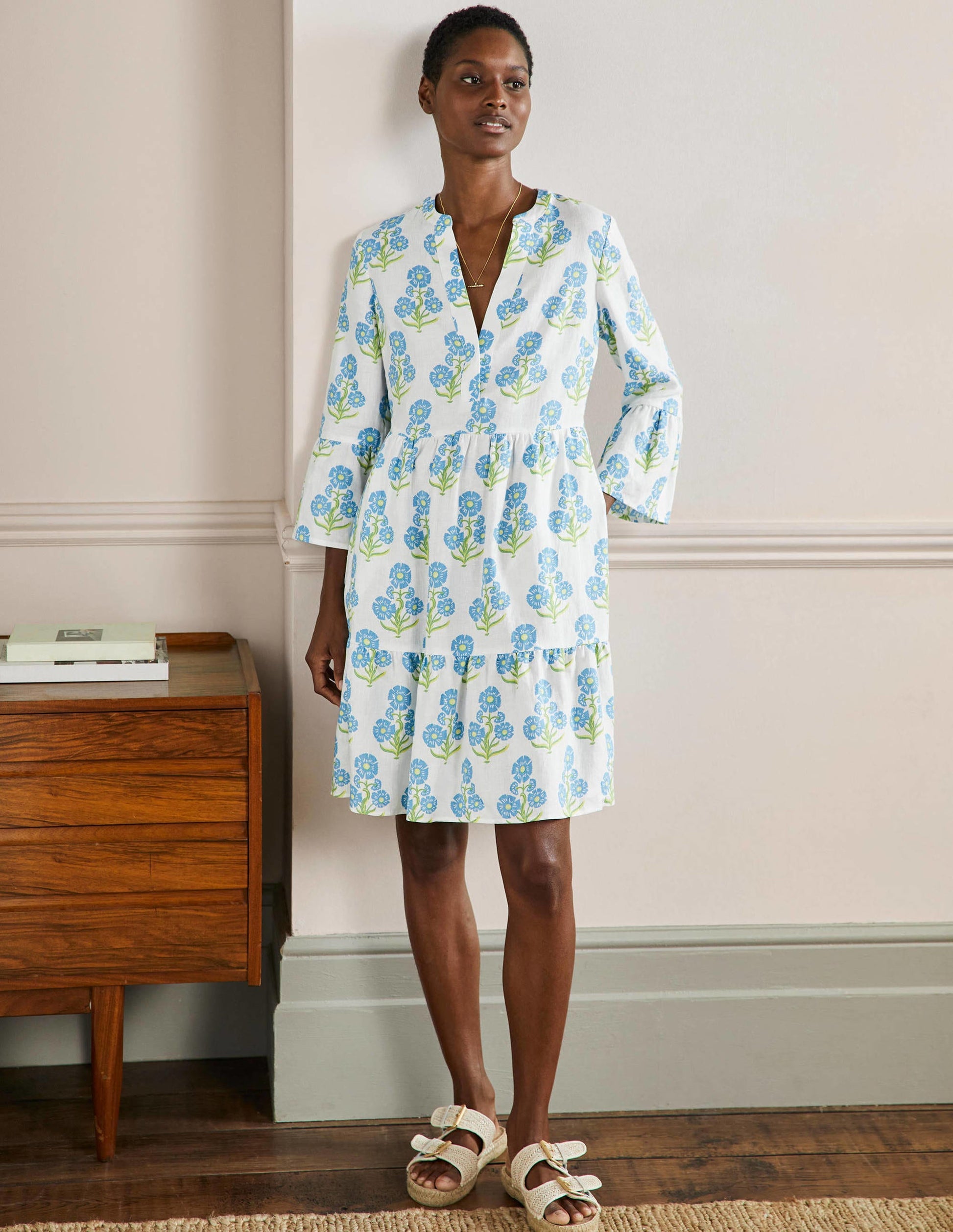 Robe décontractée en lin à volant-Motif floral xylographique bleu Bahamas-4