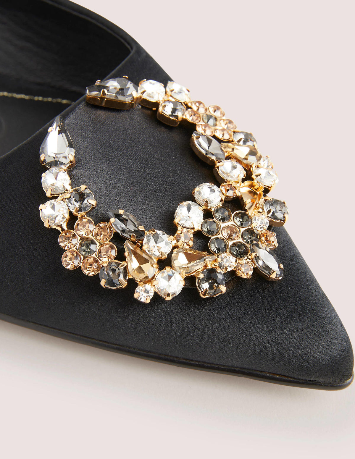 Verzierte Riemchensandalen aus Satin-Schwarz, Transparente Schmucksteine-3