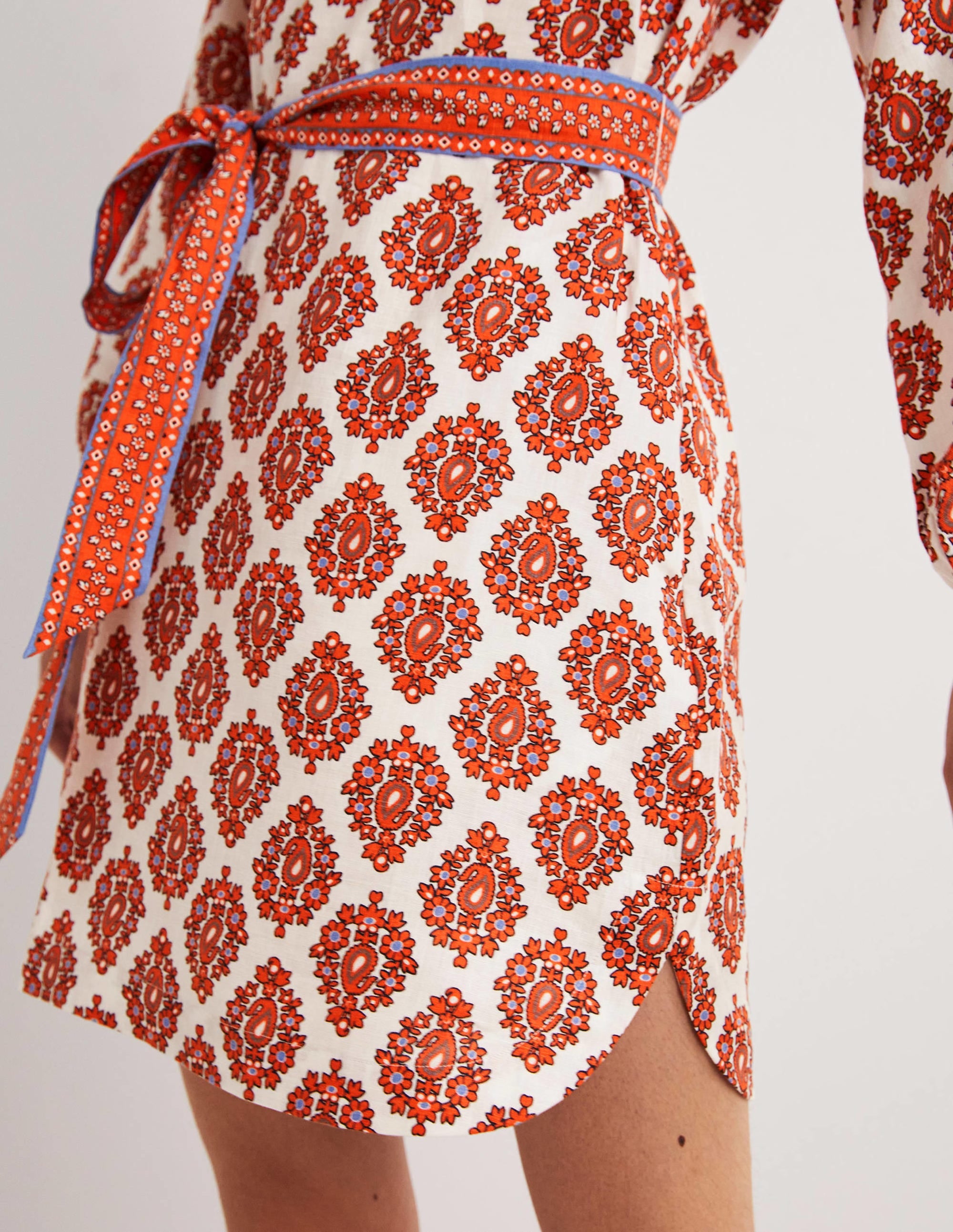 Minikleid aus Leinen mit gekerbtem Ausschnitt-Tigerlilie, Üppiges Paisleymuster - Image 2