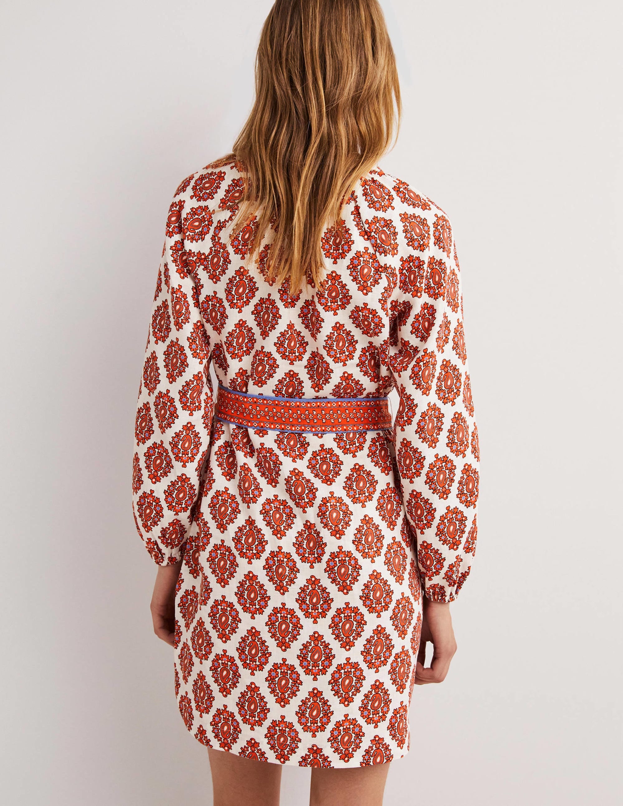 Minikleid aus Leinen mit gekerbtem Ausschnitt-Tigerlilie, Üppiges Paisleymuster - Image 3