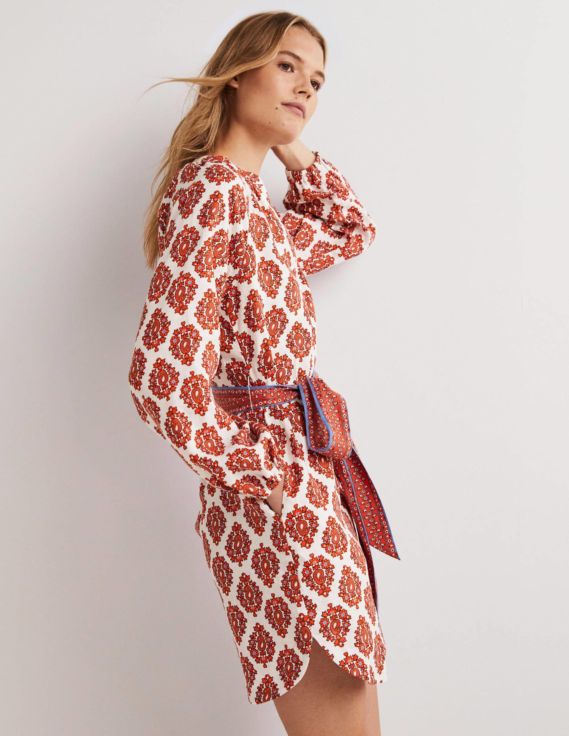 Minikleid aus Leinen mit gekerbtem Ausschnitt-Tigerlilie, Üppiges Paisleymuster-4