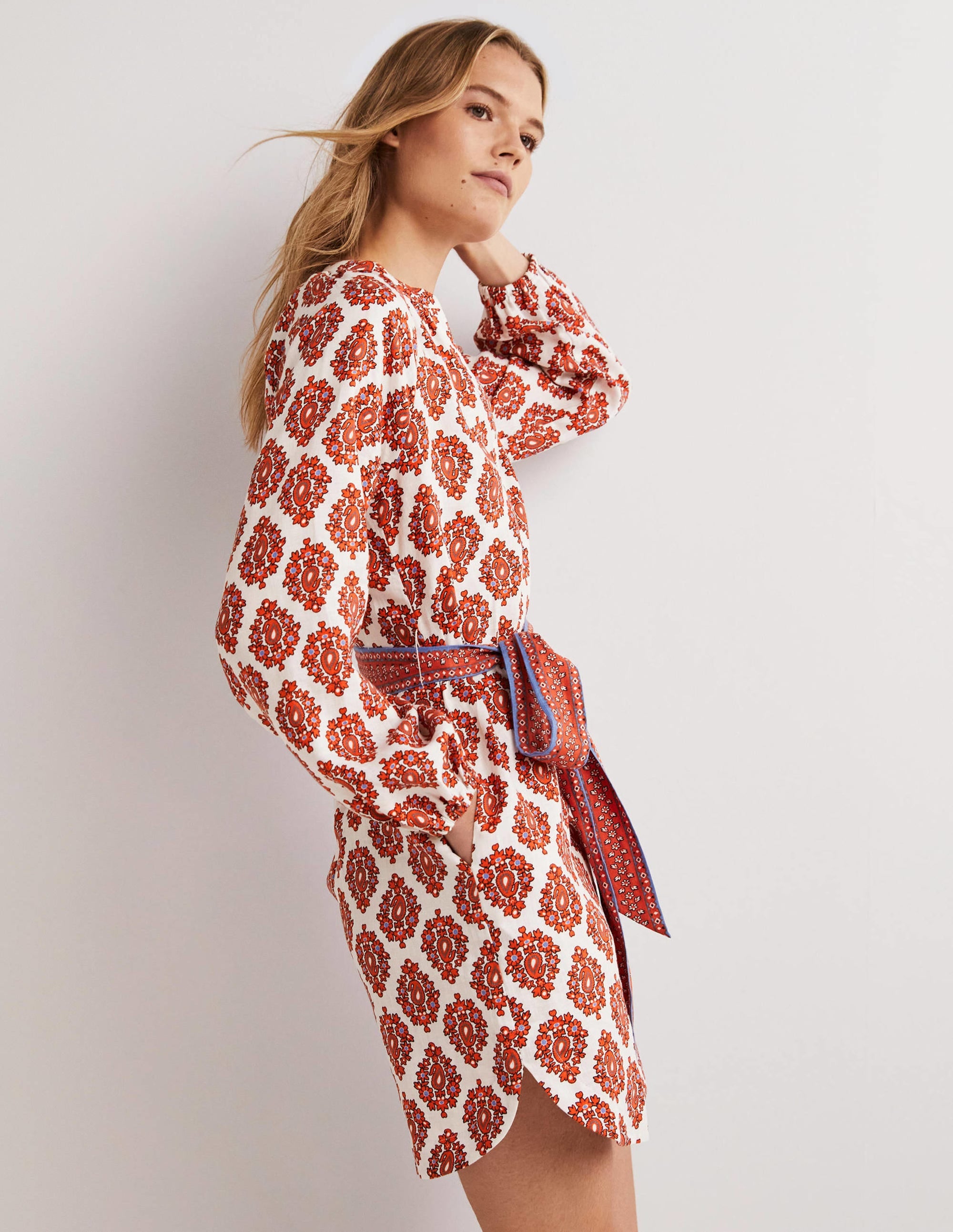 Minikleid aus Leinen mit gekerbtem Ausschnitt-Tigerlilie, Üppiges Paisleymuster - Image 4