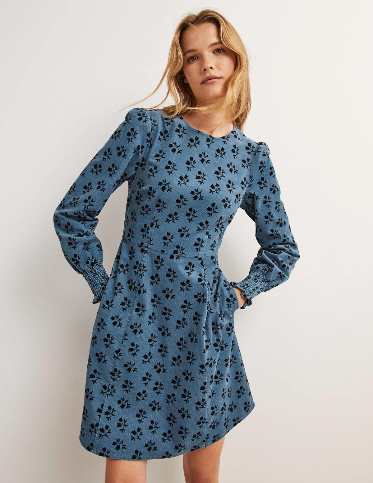 Cordkleid mit gesmokten Bündchen-Mittelblau, Blumenstrauß - Image 4