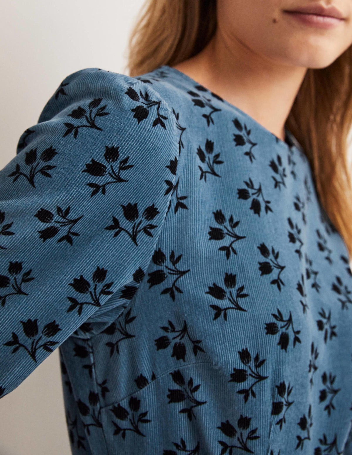 Cordkleid mit gesmokten Bündchen-Mittelblau, Blumenstrauß - Image 5