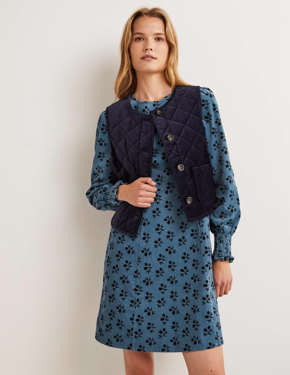 Cordkleid mit gesmokten Bündchen-Mittelblau, Blumenstrauß - Image 6