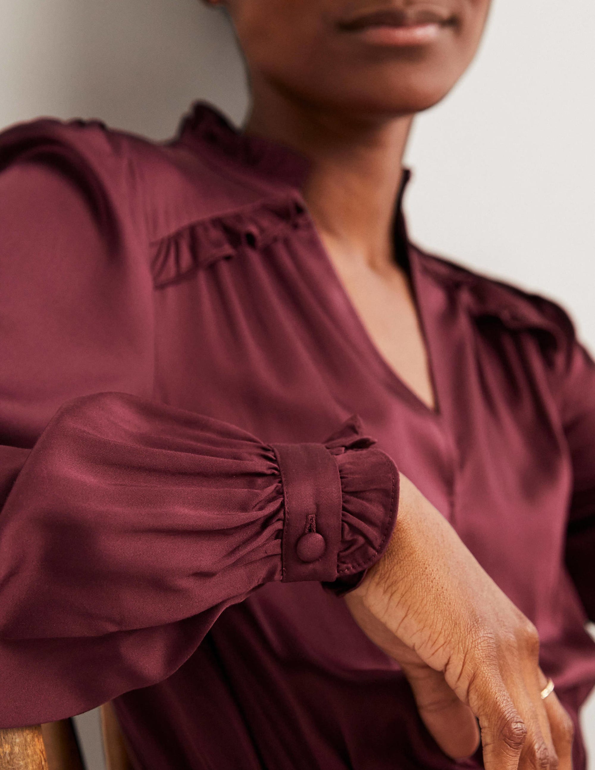 Satin-Midikleid mit Plisseefalten-Glühweinrot - Image 2