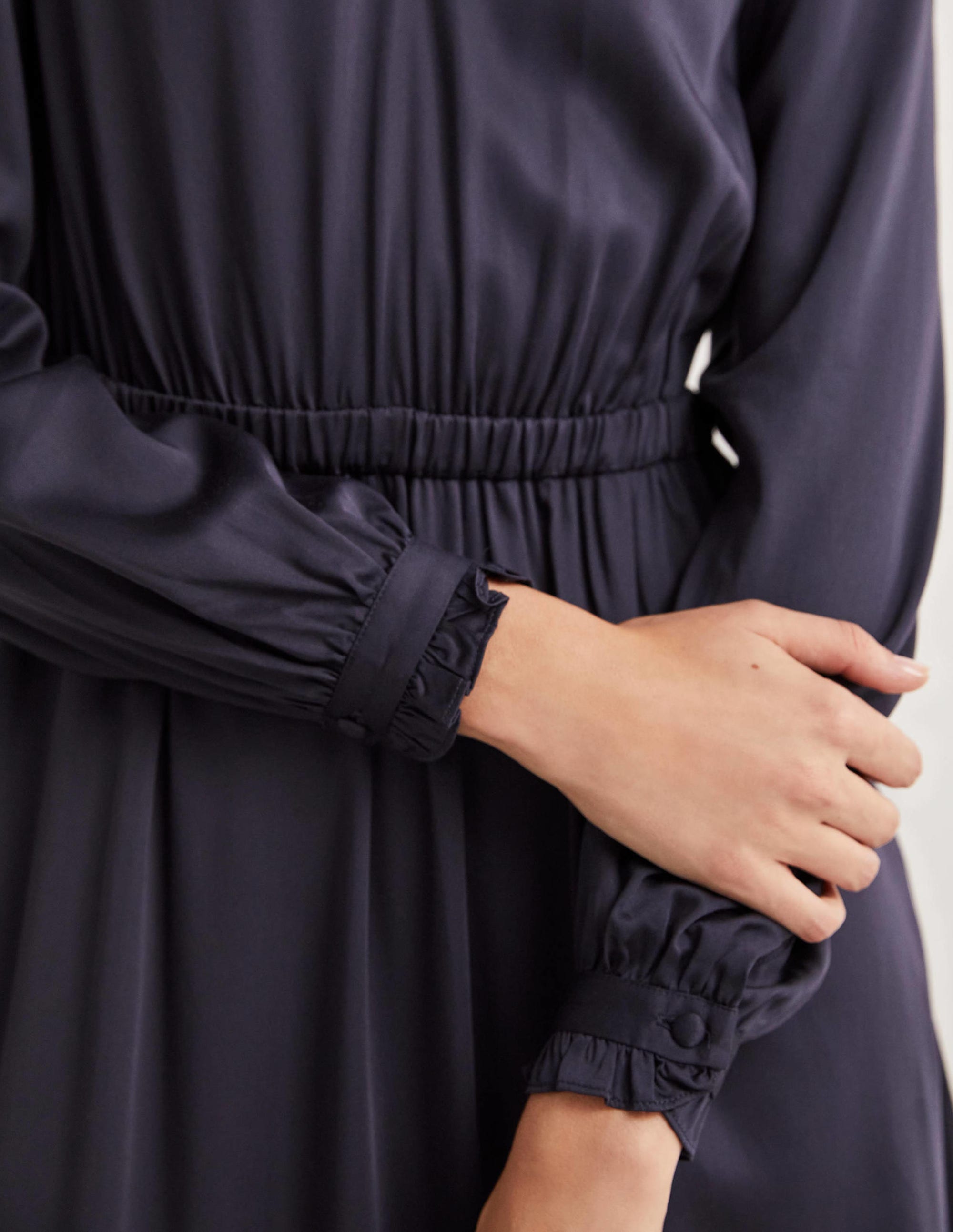 Satin-Midikleid mit Plisseefalten-Marineblau - Image 2