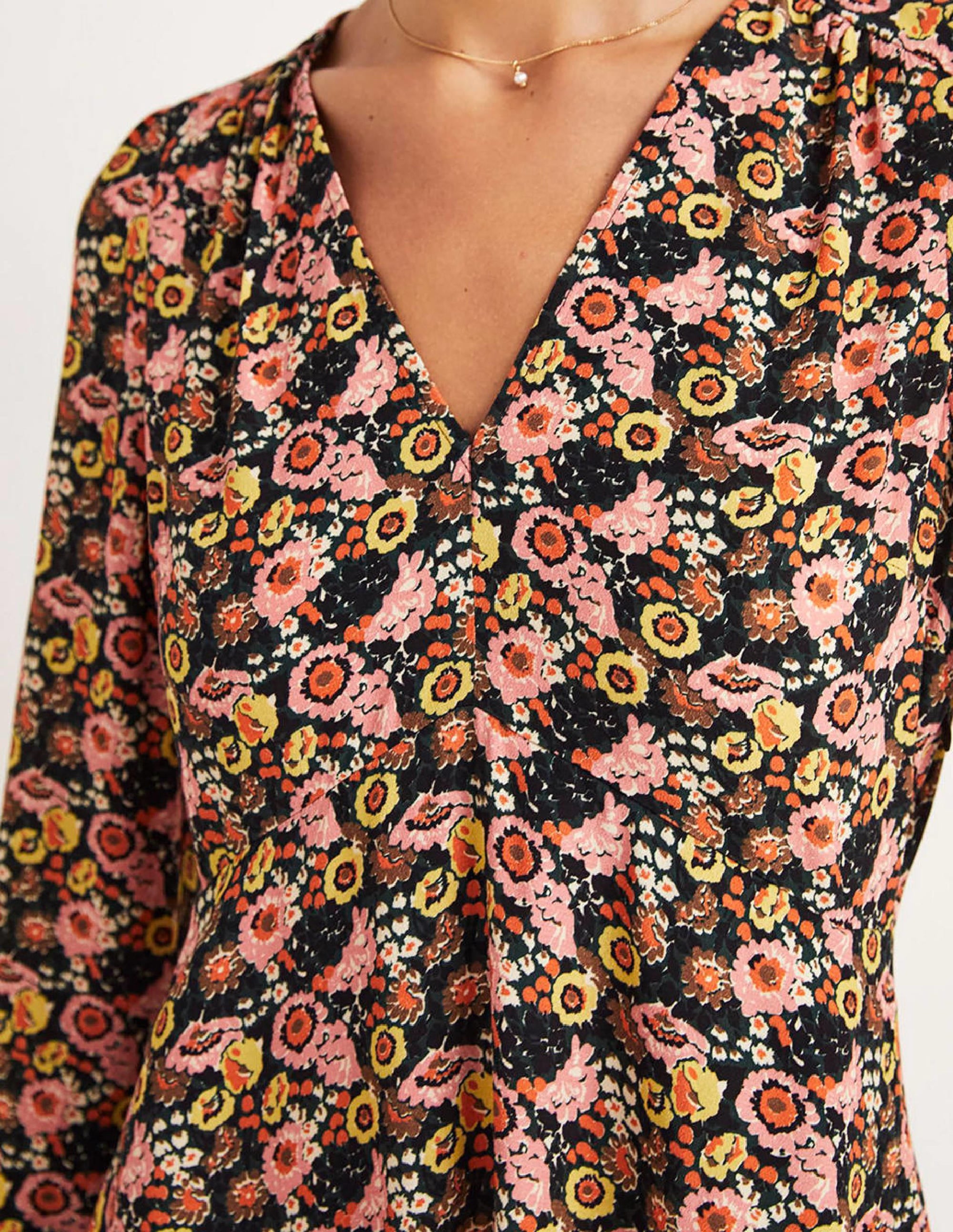 Kleid mit V-Ausschnitt-Mandelblütenrosa, Blumenillusion - Image 2
