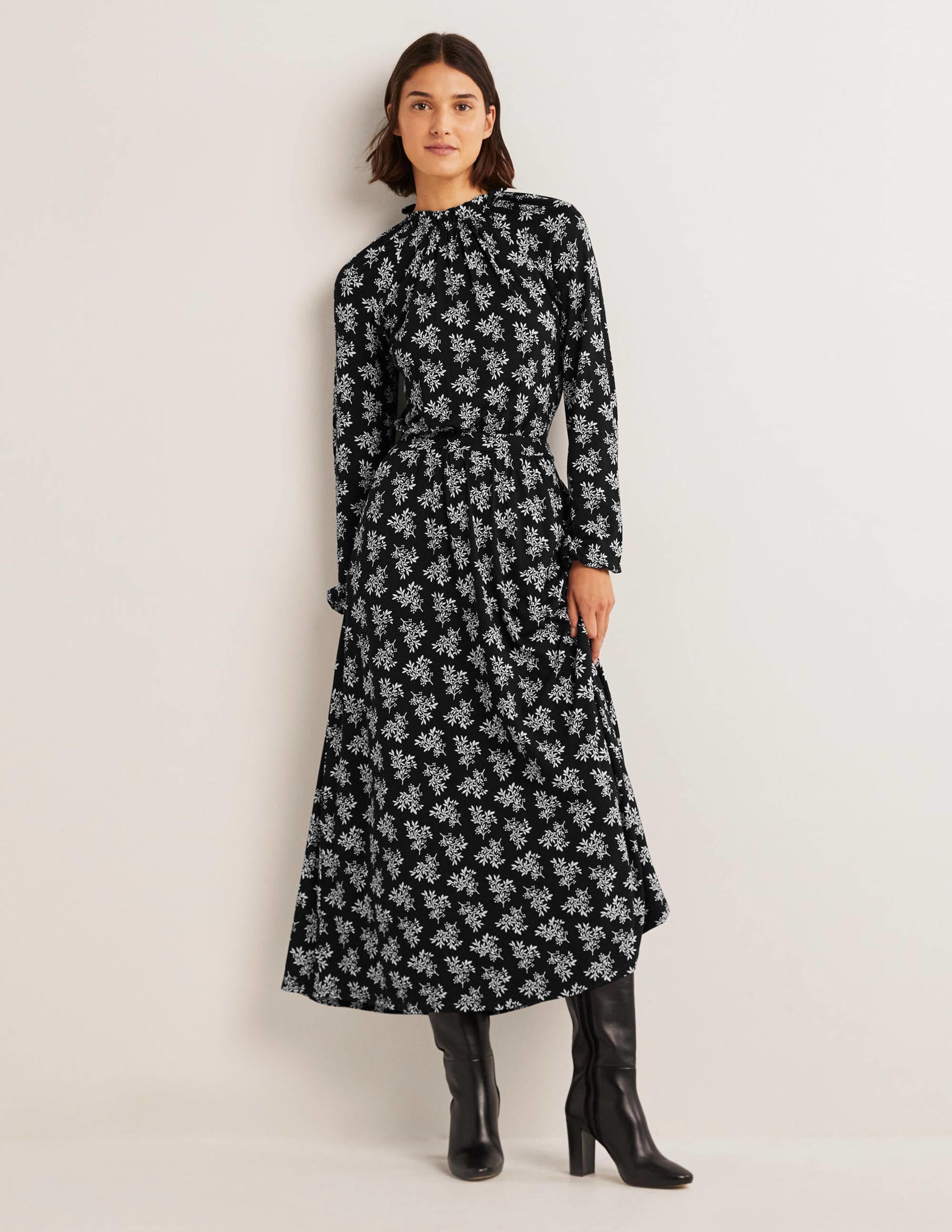 Jersey-Midikleid mit Rüschenkragen-Schwarz, Hübsche Blüten - Image 1