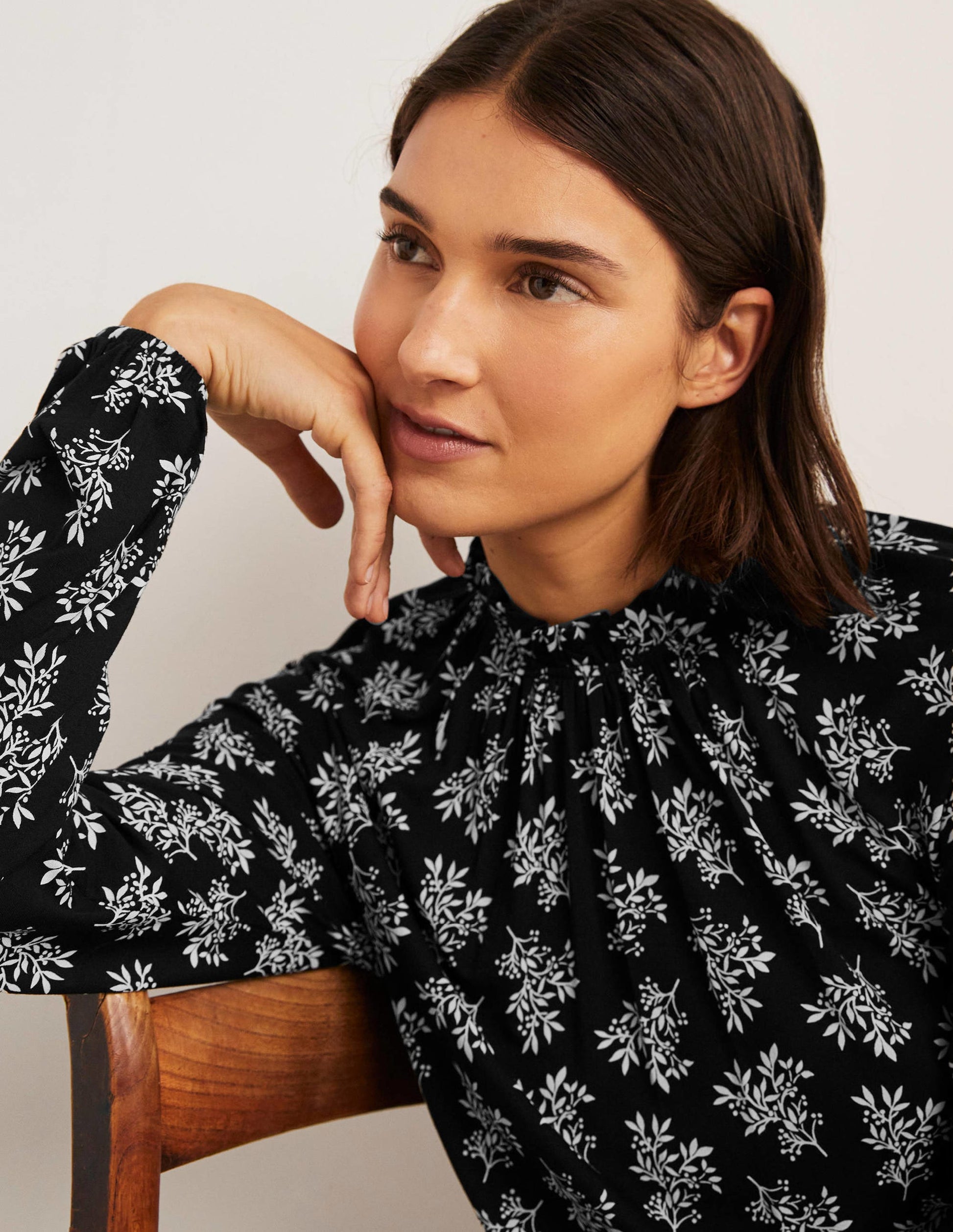 Jersey-Midikleid mit Rüschenkragen-Schwarz, Hübsche Blüten-2