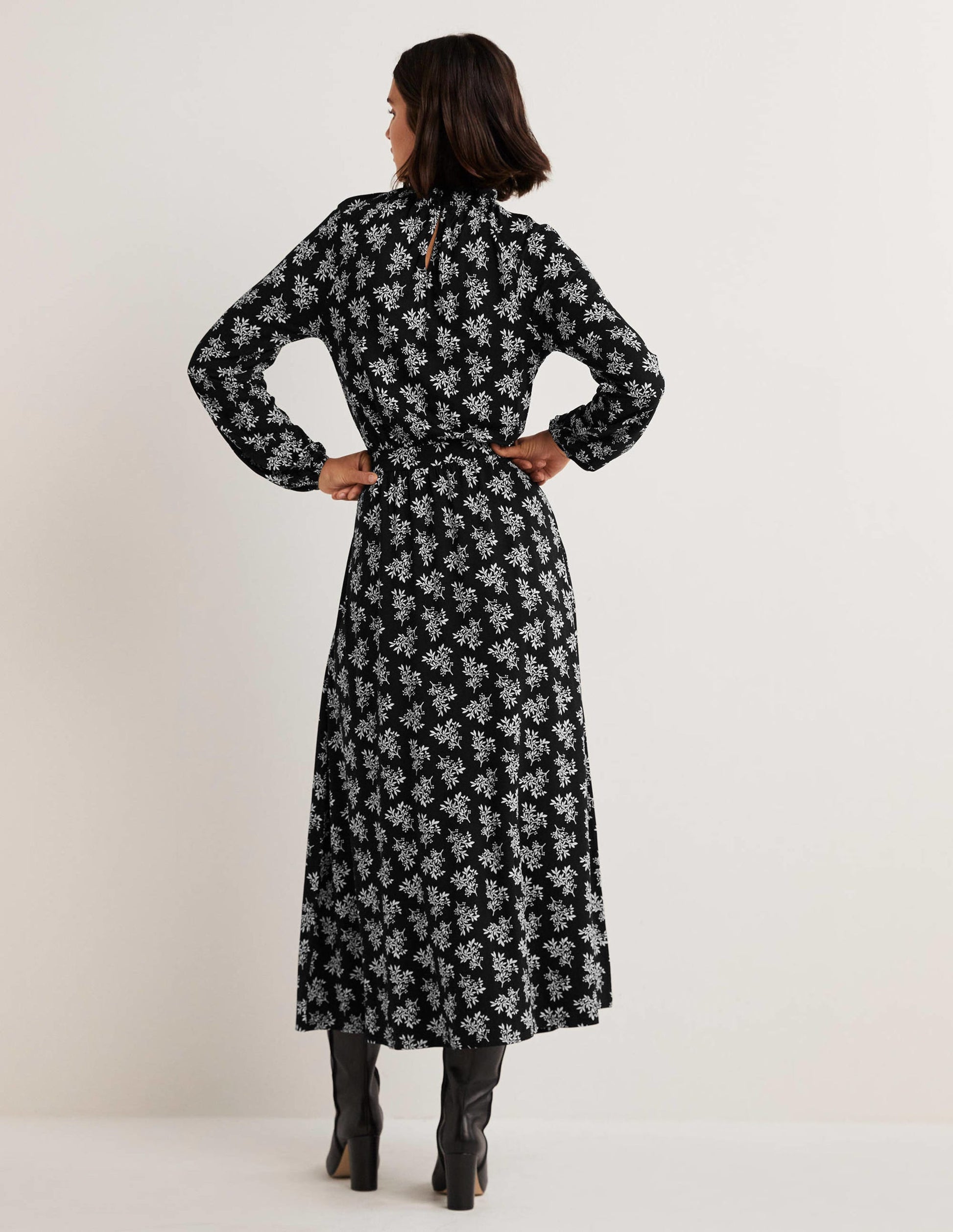 Jersey-Midikleid mit Rüschenkragen-Schwarz, Hübsche Blüten-3