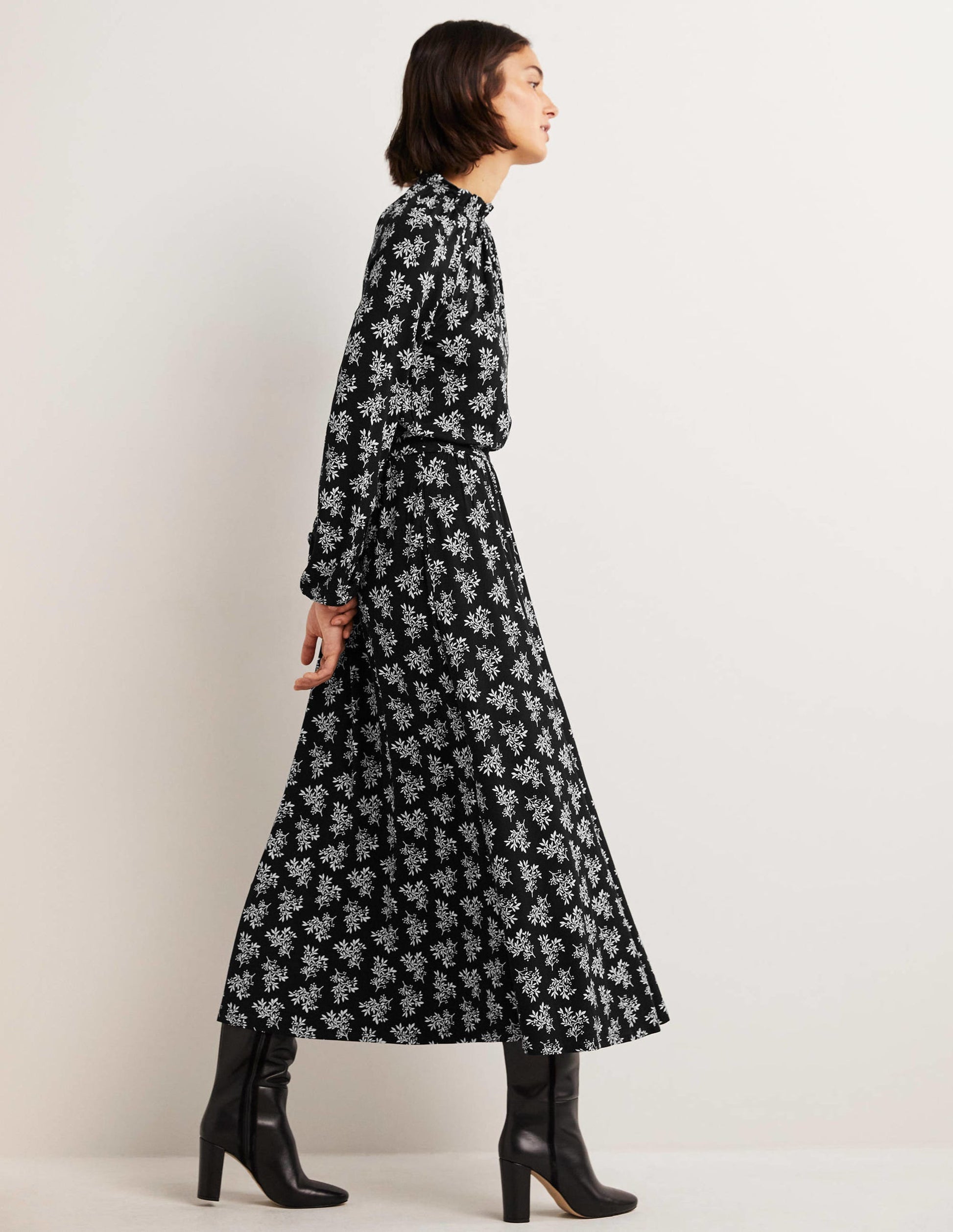 Jersey-Midikleid mit Rüschenkragen-Schwarz, Hübsche Blüten-4
