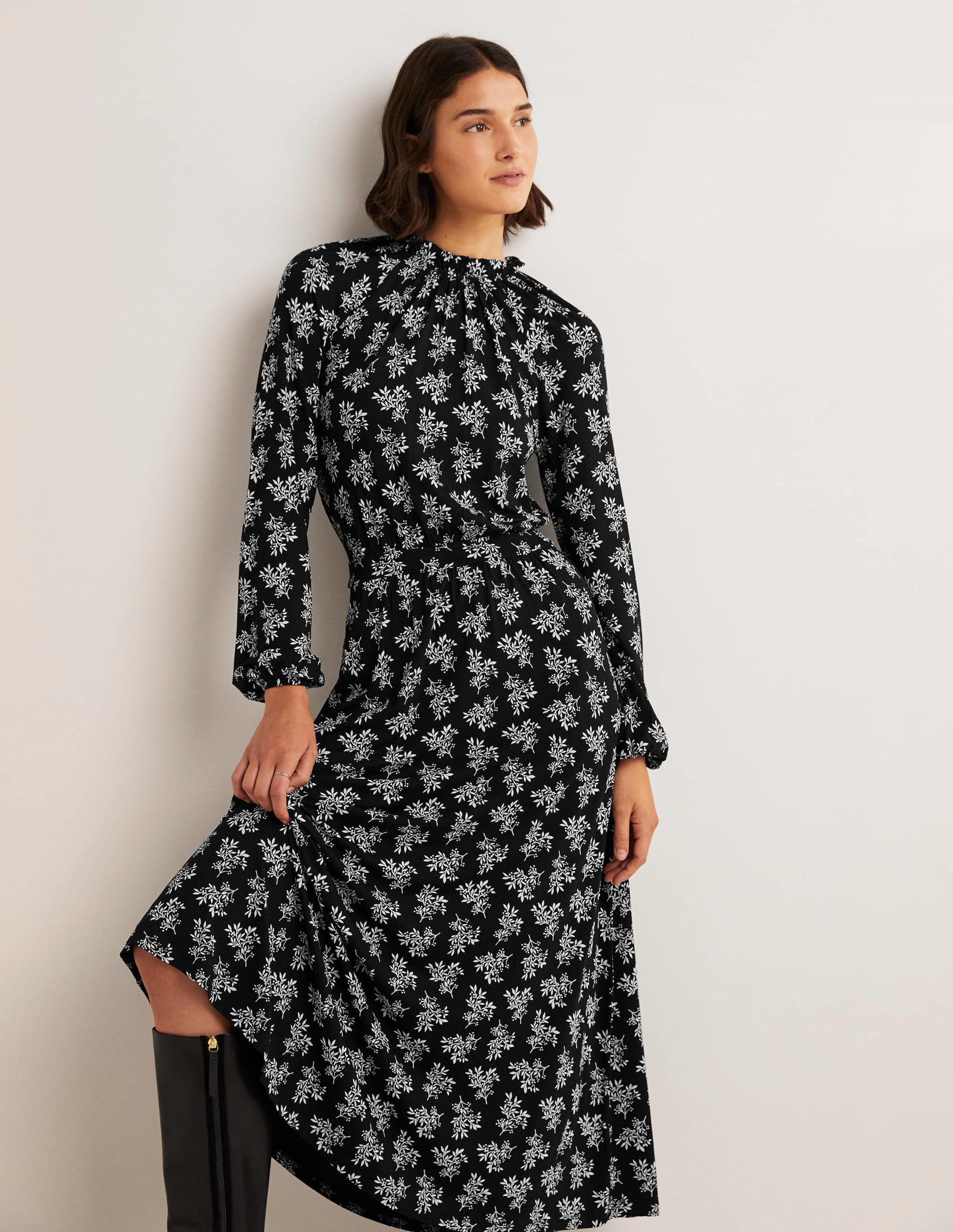 Jersey-Midikleid mit Rüschenkragen-Schwarz, Hübsche Blüten-5